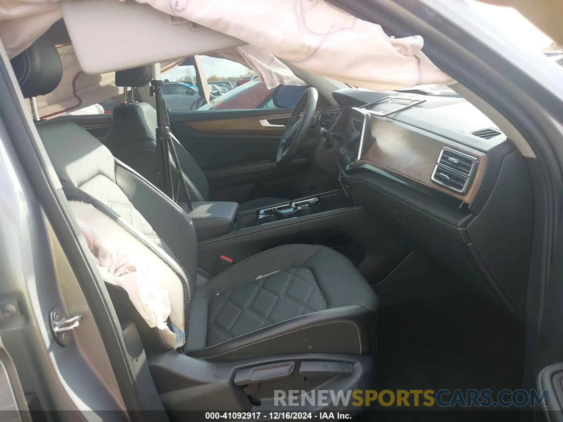 5 Photograph of a damaged car 1V2WR2CA5RC523976 VOLKSWAGEN ATLAS 2024