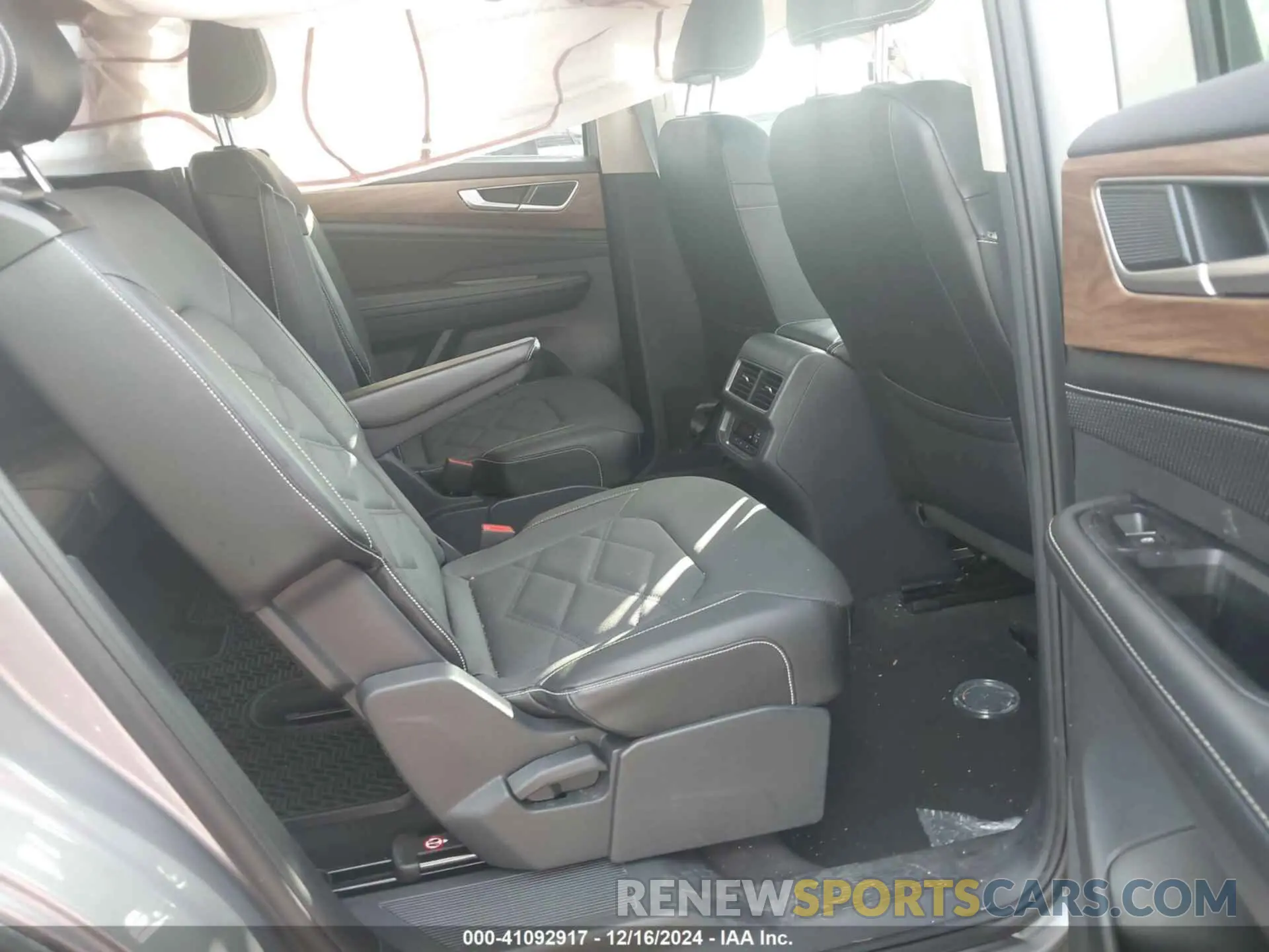 8 Photograph of a damaged car 1V2WR2CA5RC523976 VOLKSWAGEN ATLAS 2024