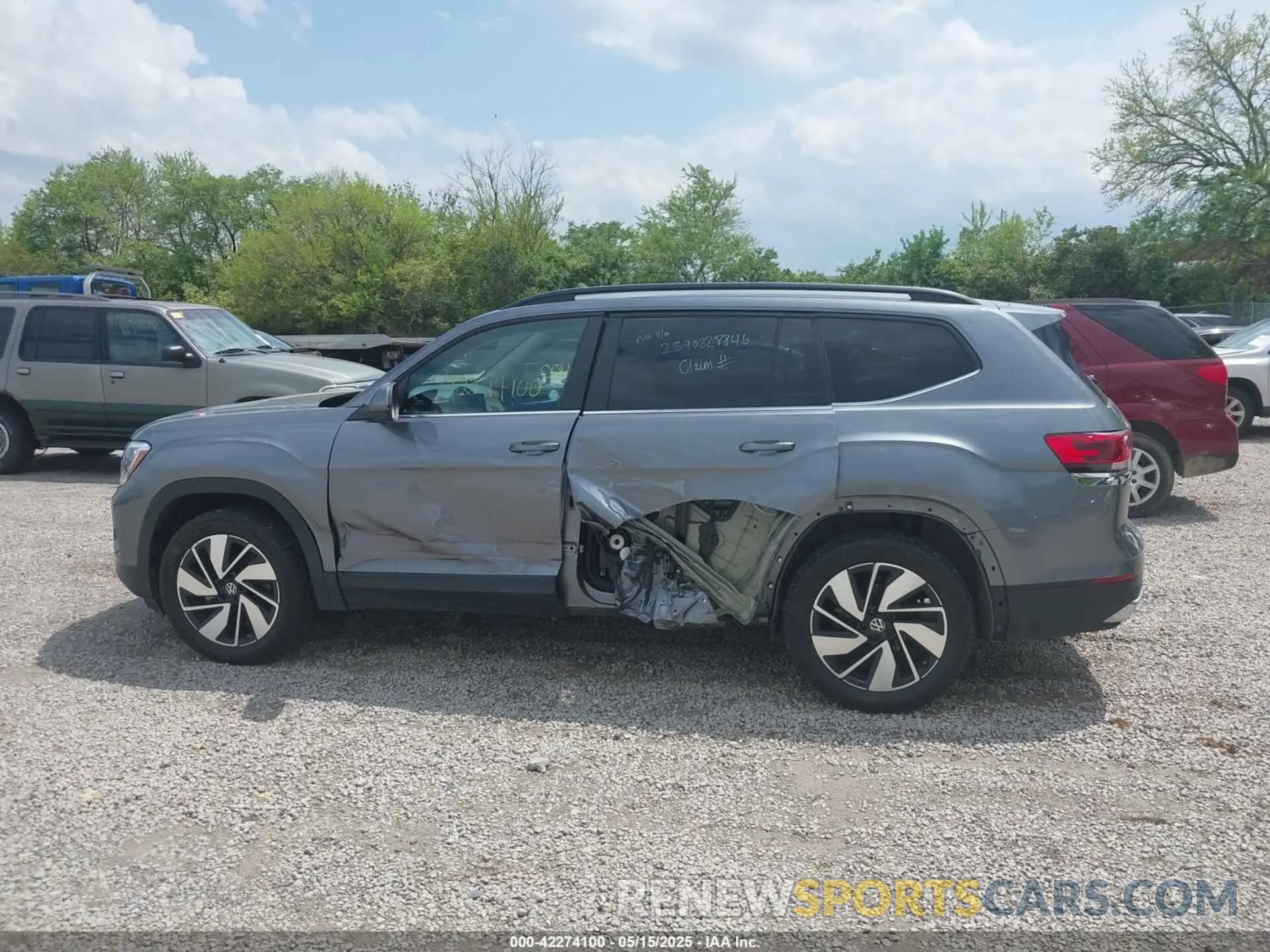 14 Photograph of a damaged car 1V2WR2CA5RC566276 VOLKSWAGEN ATLAS 2024