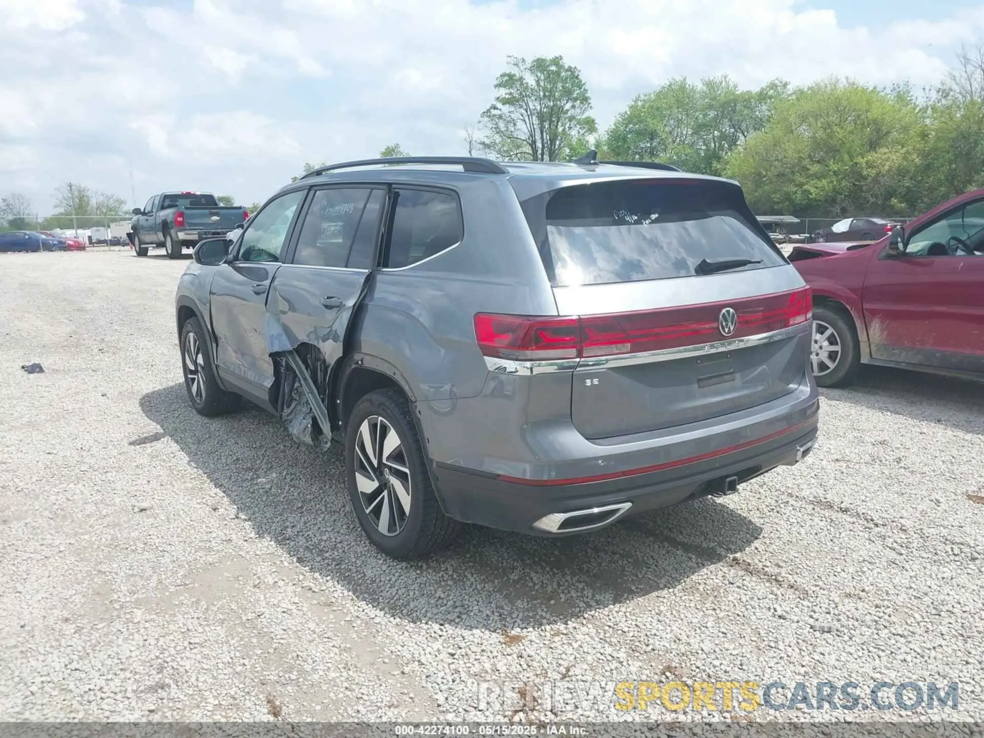 3 Photograph of a damaged car 1V2WR2CA5RC566276 VOLKSWAGEN ATLAS 2024