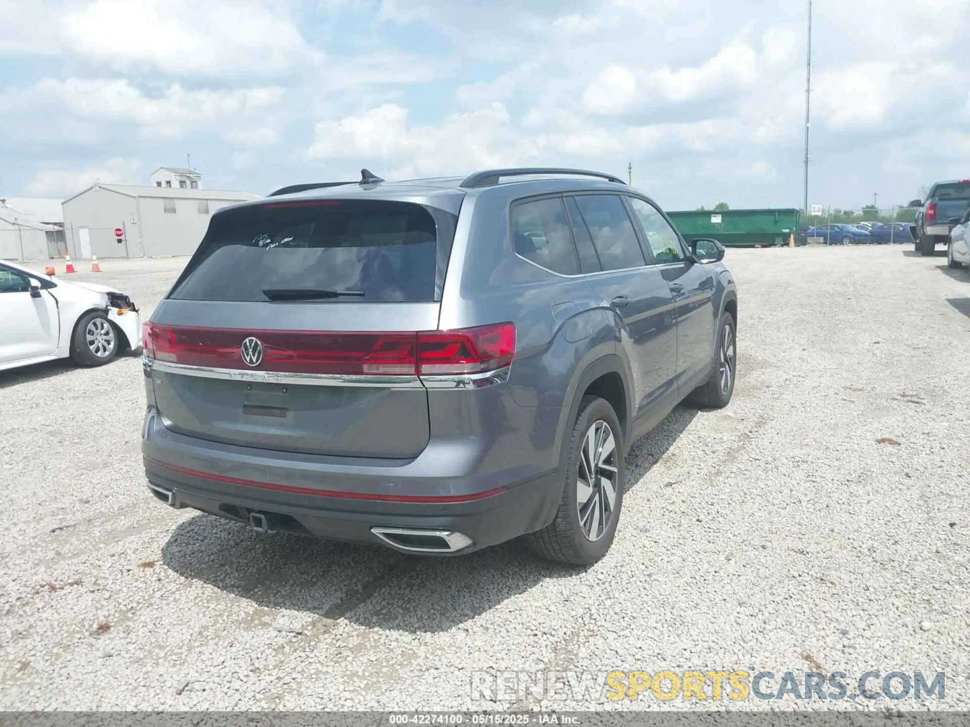 4 Photograph of a damaged car 1V2WR2CA5RC566276 VOLKSWAGEN ATLAS 2024