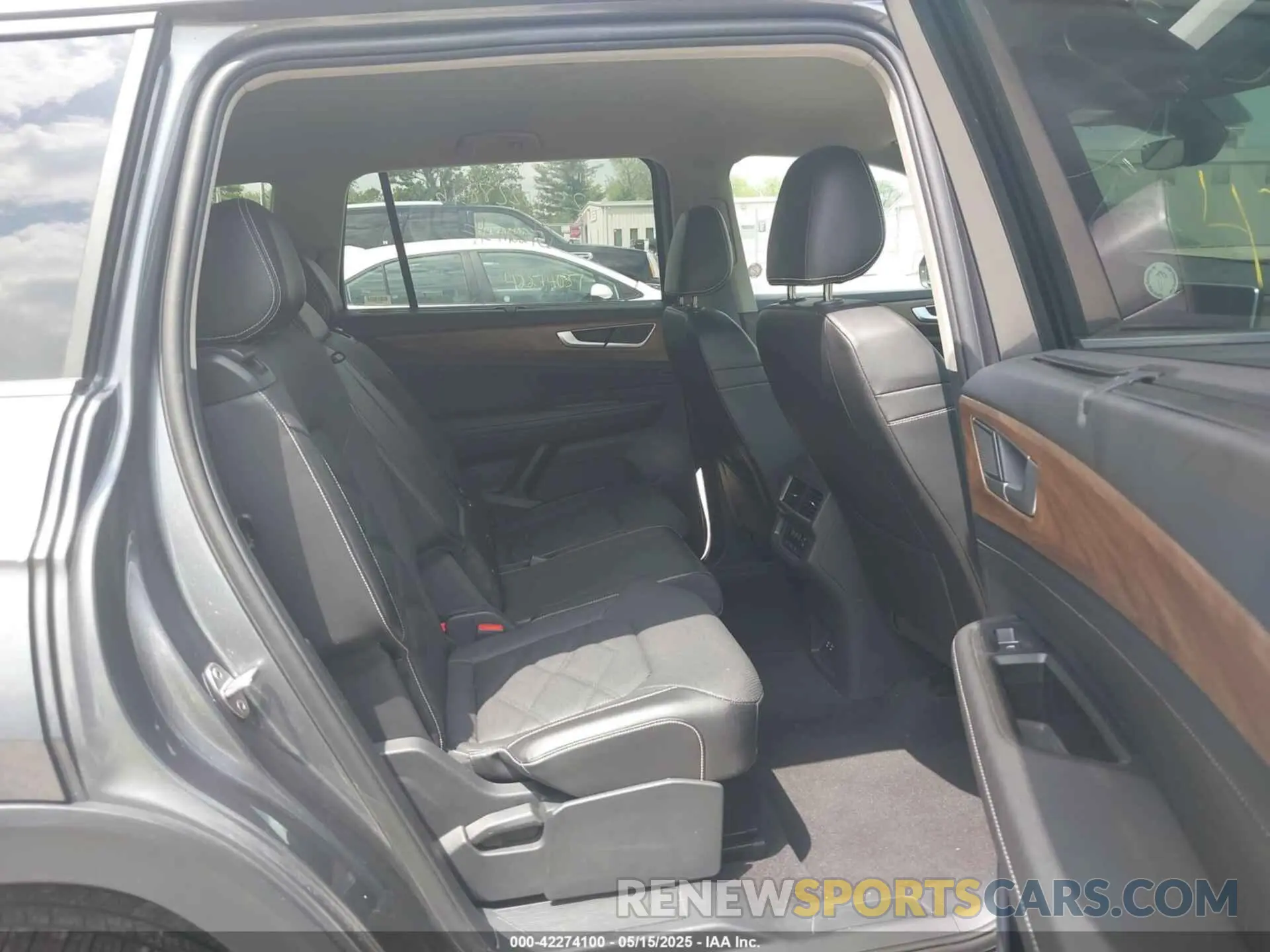 8 Photograph of a damaged car 1V2WR2CA5RC566276 VOLKSWAGEN ATLAS 2024