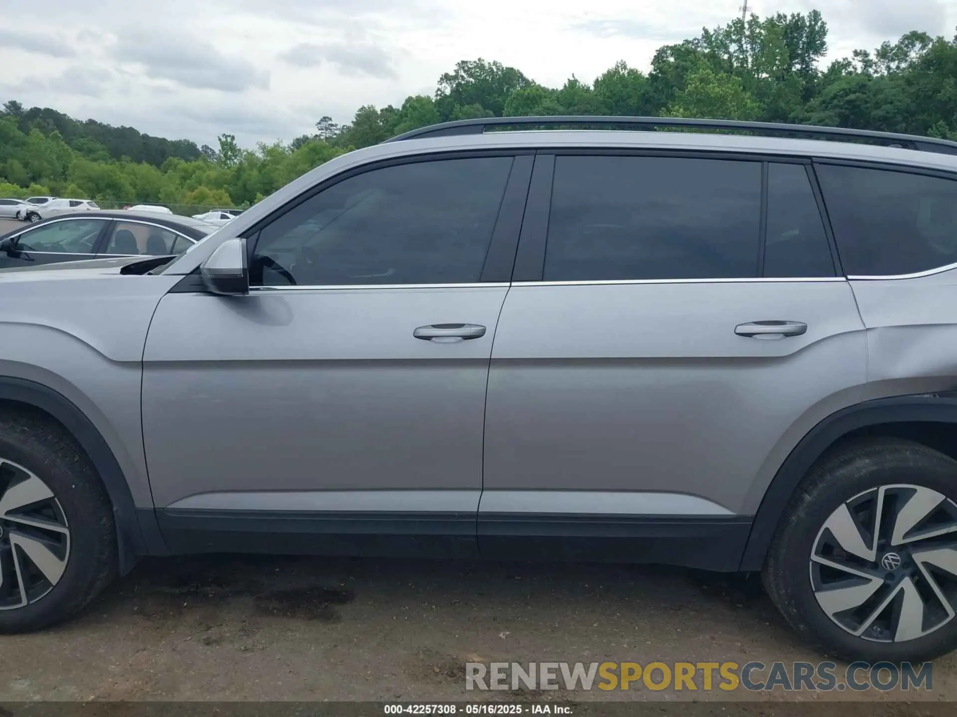 14 Photograph of a damaged car 1V2WR2CA6RC574936 VOLKSWAGEN ATLAS 2024