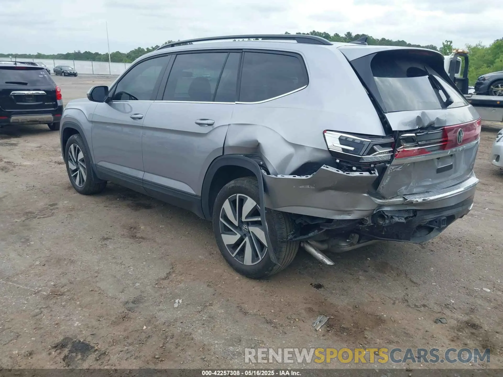 3 Photograph of a damaged car 1V2WR2CA6RC574936 VOLKSWAGEN ATLAS 2024