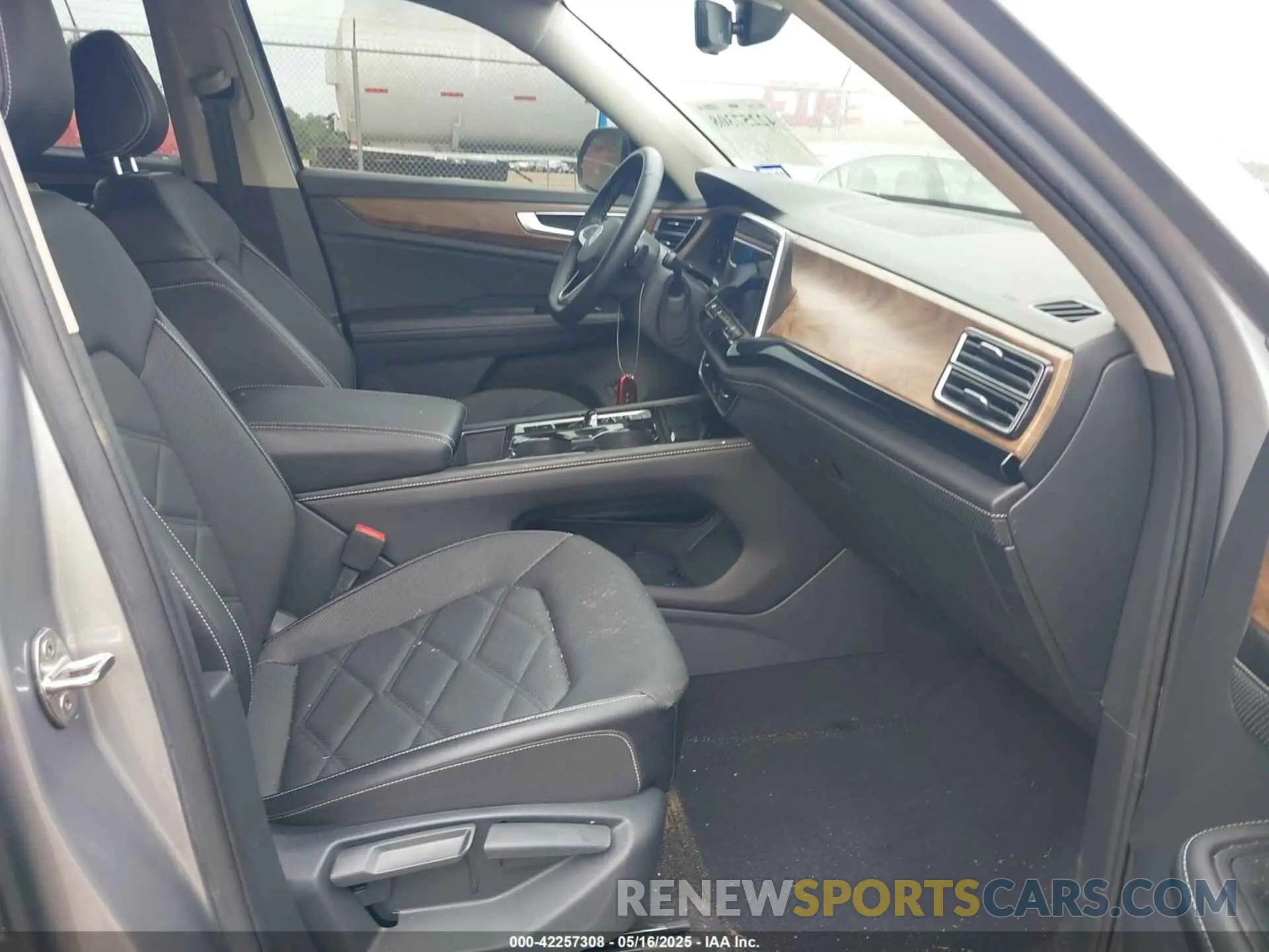 5 Photograph of a damaged car 1V2WR2CA6RC574936 VOLKSWAGEN ATLAS 2024