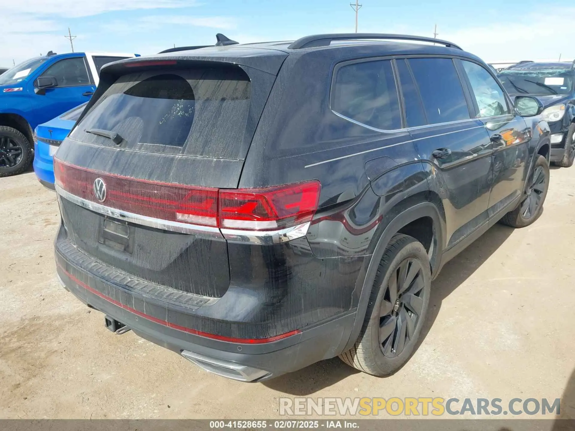 4 Photograph of a damaged car 1V2WR2CA8RC618452 VOLKSWAGEN ATLAS 2024