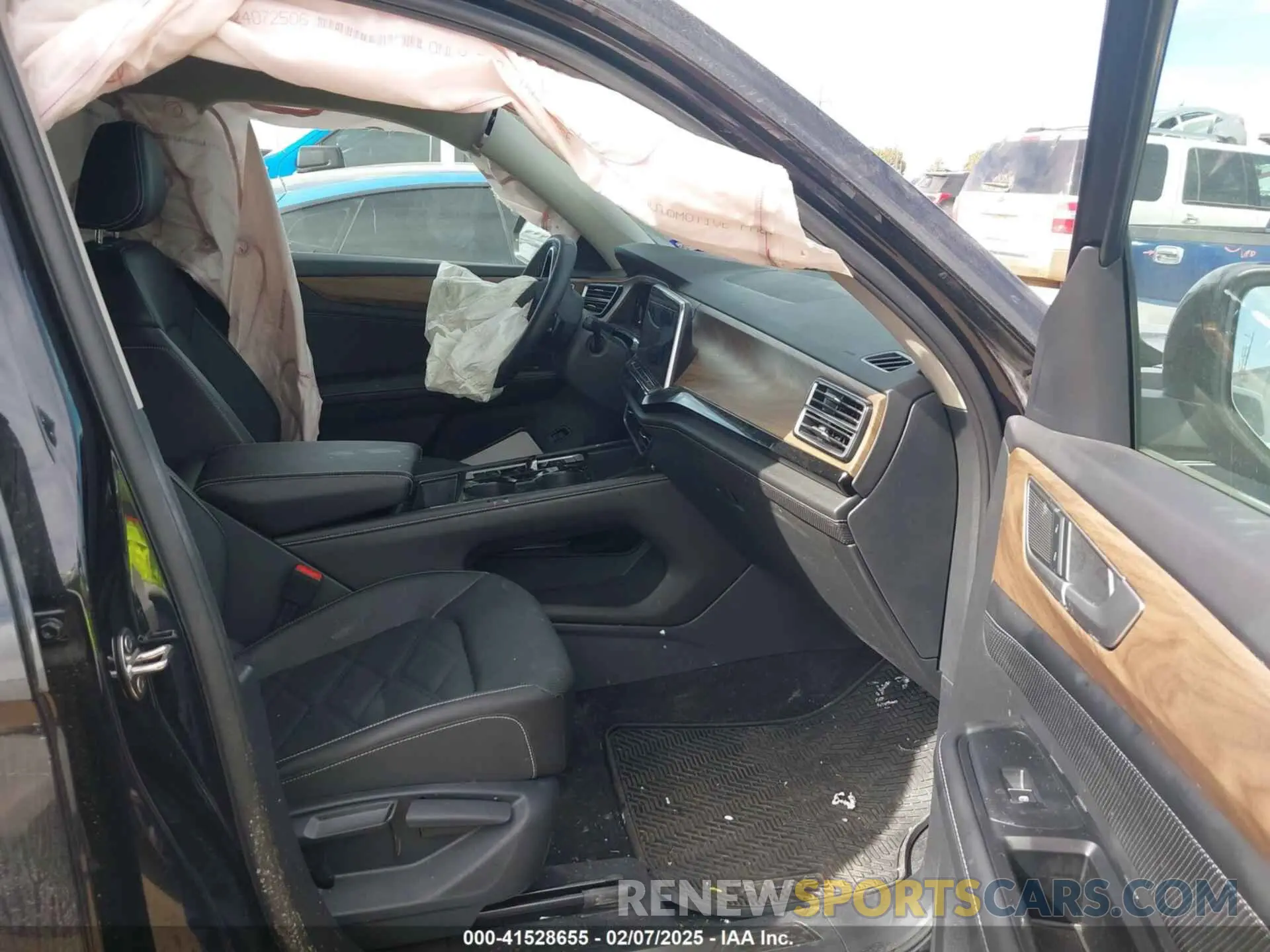 5 Photograph of a damaged car 1V2WR2CA8RC618452 VOLKSWAGEN ATLAS 2024