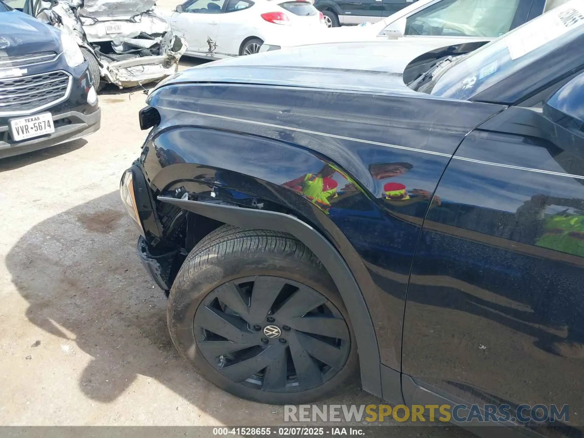 6 Photograph of a damaged car 1V2WR2CA8RC618452 VOLKSWAGEN ATLAS 2024