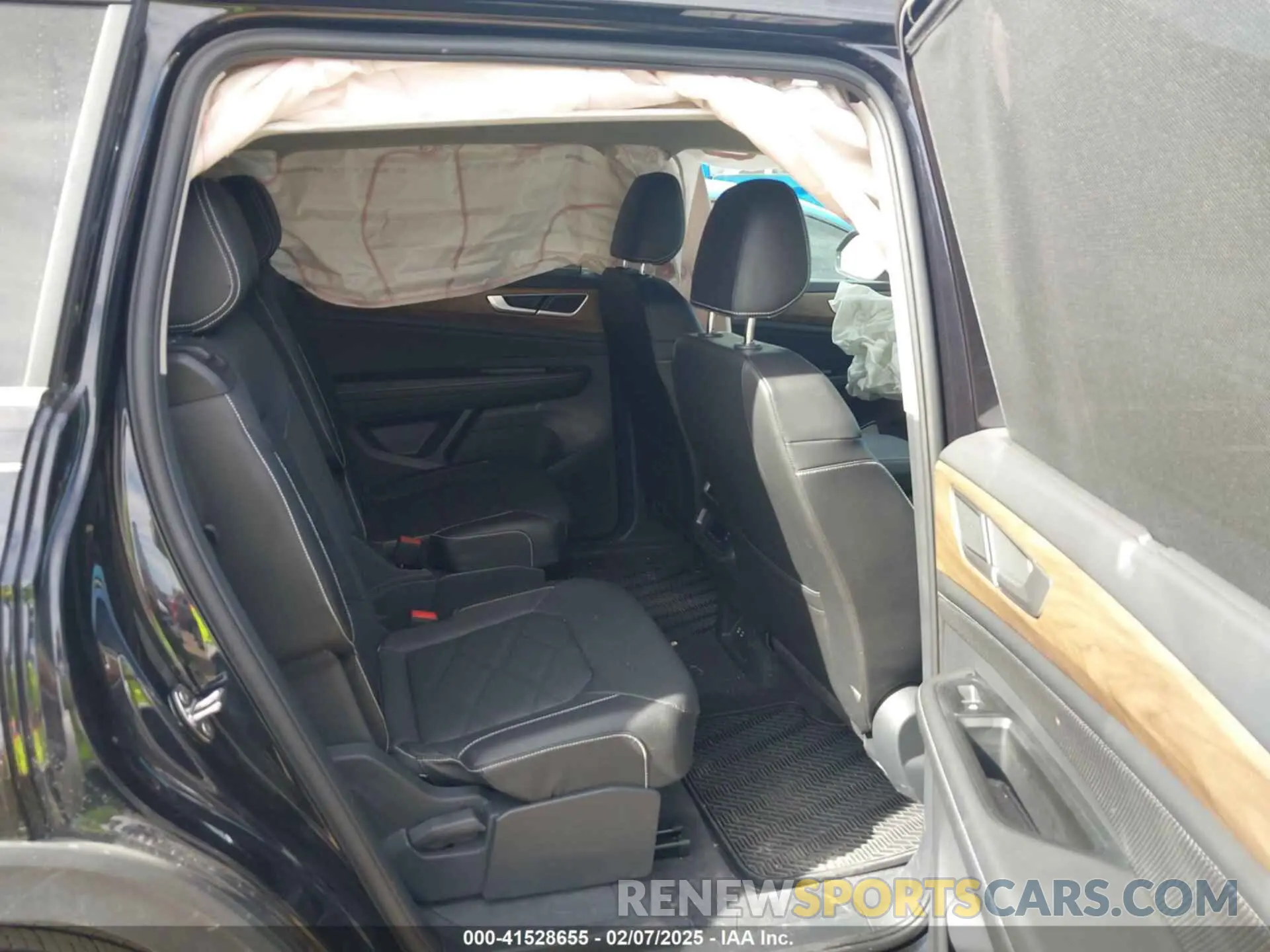 8 Photograph of a damaged car 1V2WR2CA8RC618452 VOLKSWAGEN ATLAS 2024