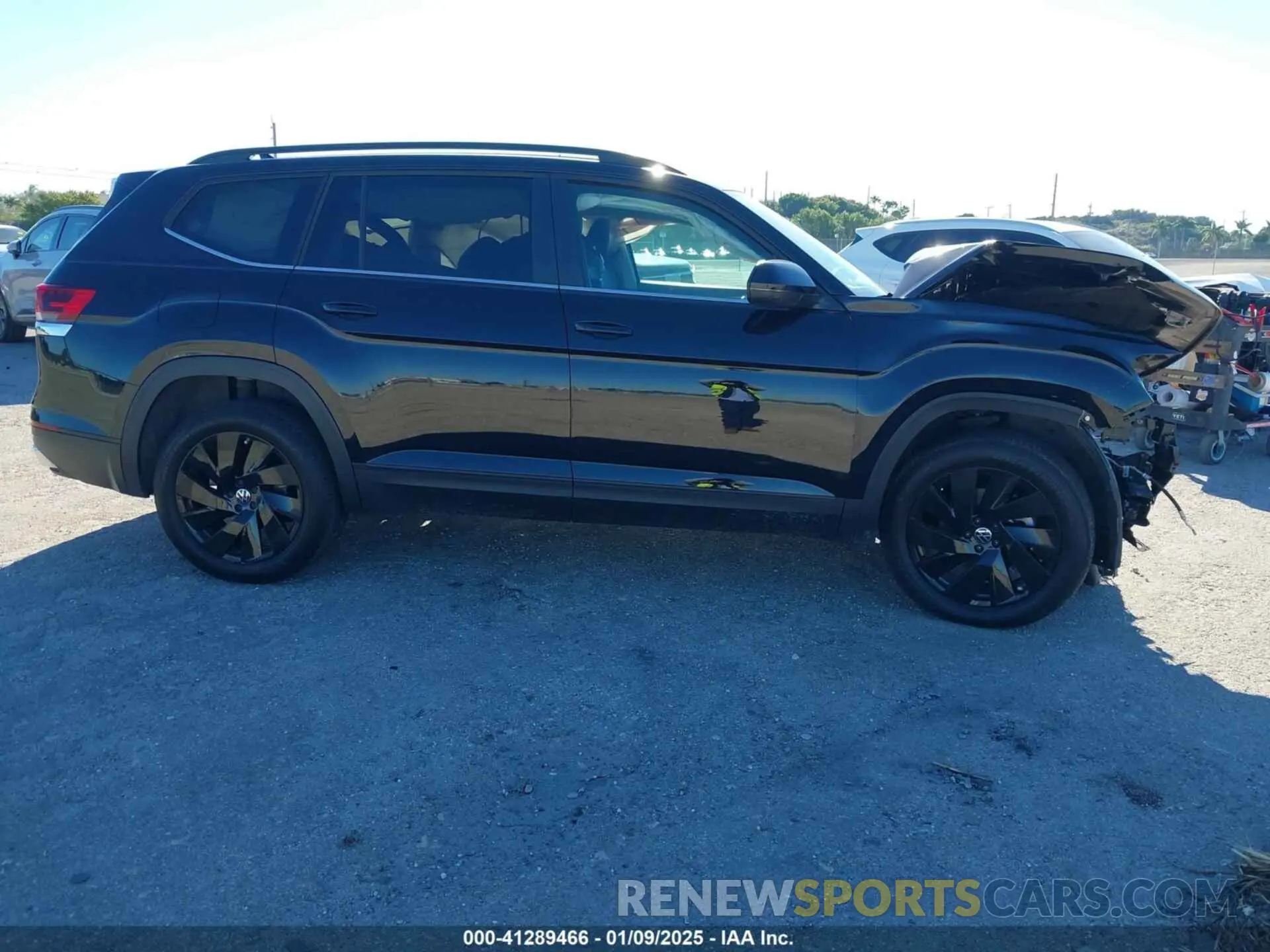 1 Photograph of a damaged car 1V2WR2CAXRC522063 VOLKSWAGEN ATLAS 2024