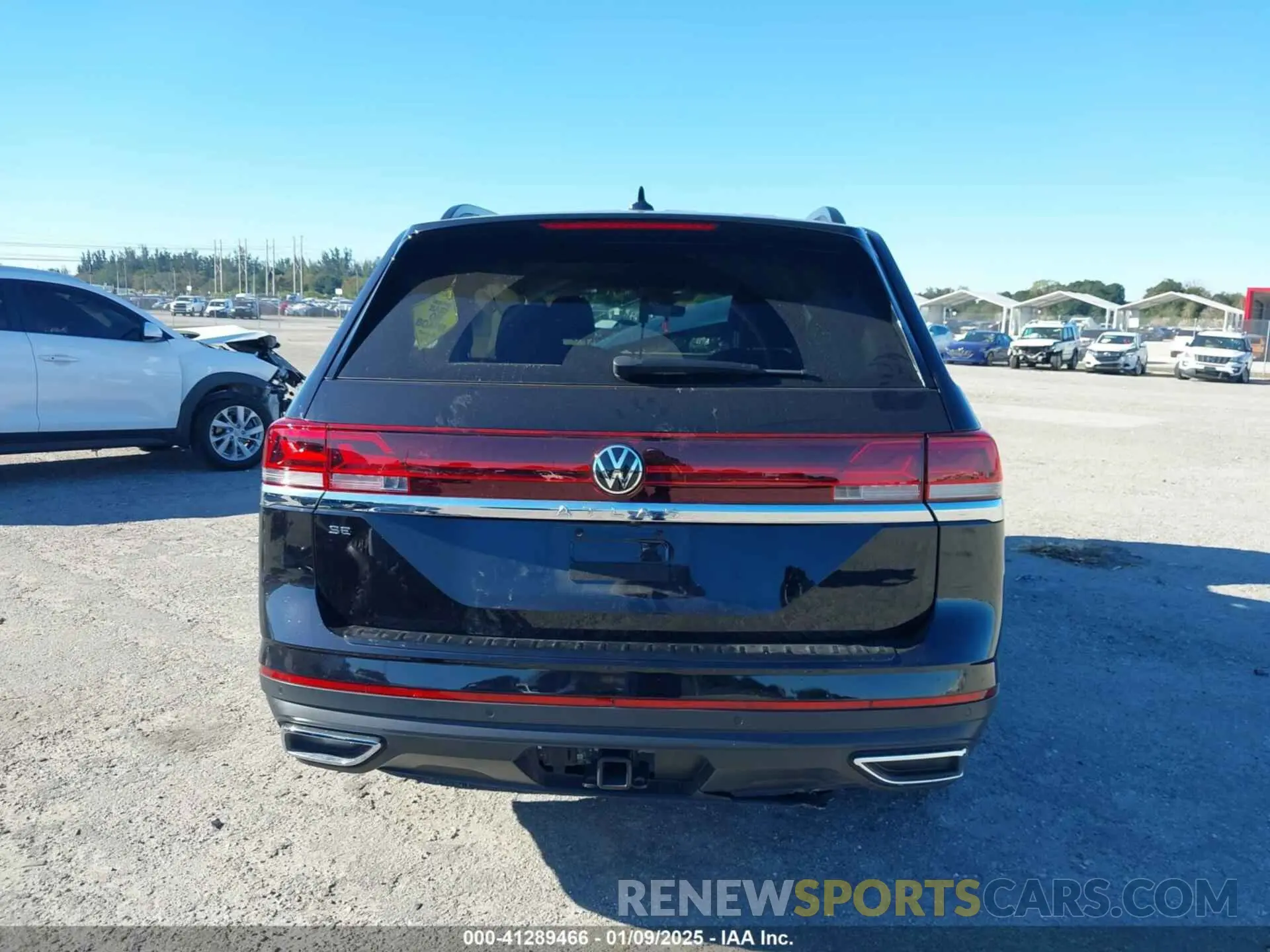 17 Photograph of a damaged car 1V2WR2CAXRC522063 VOLKSWAGEN ATLAS 2024
