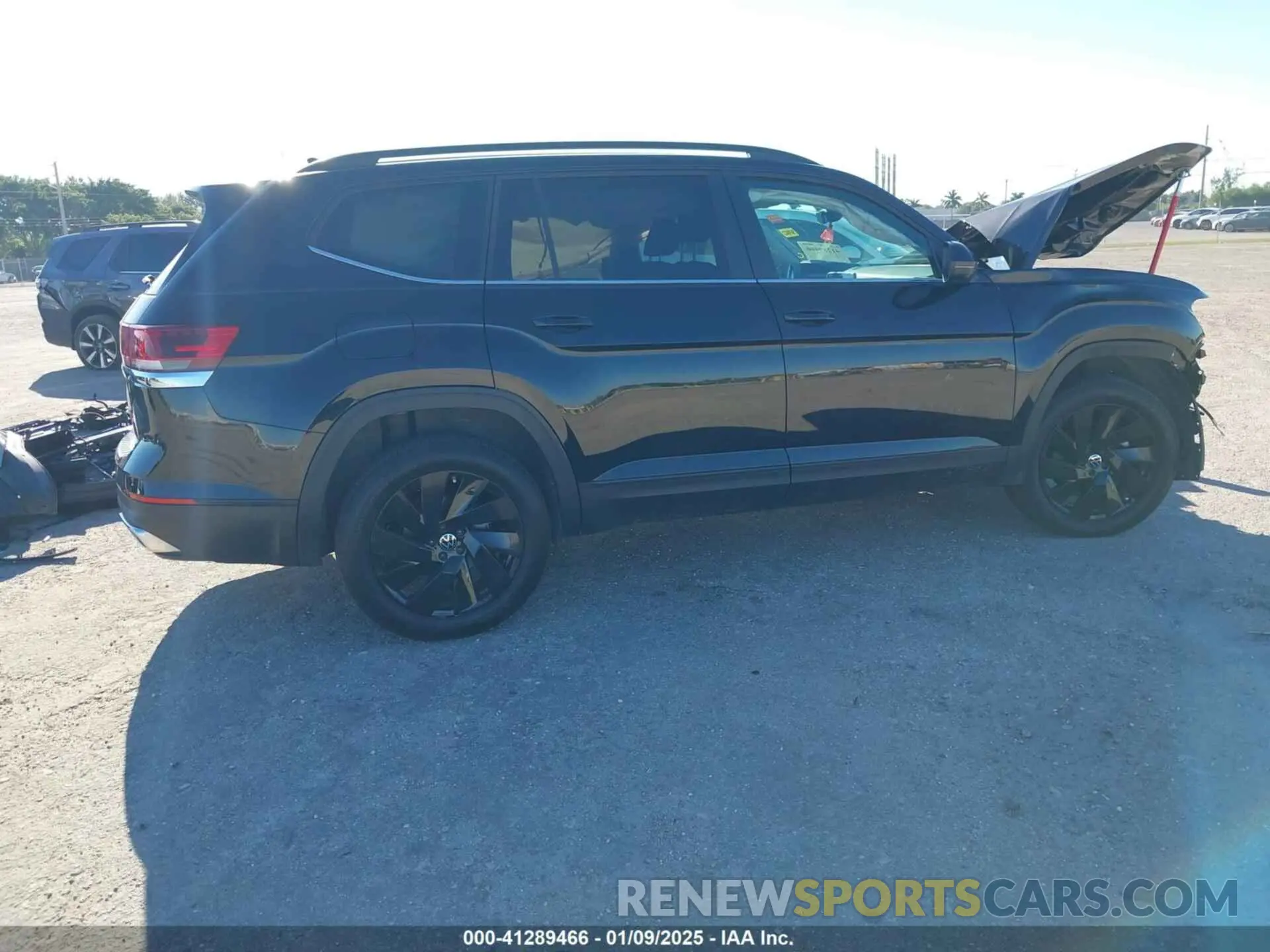 4 Photograph of a damaged car 1V2WR2CAXRC522063 VOLKSWAGEN ATLAS 2024