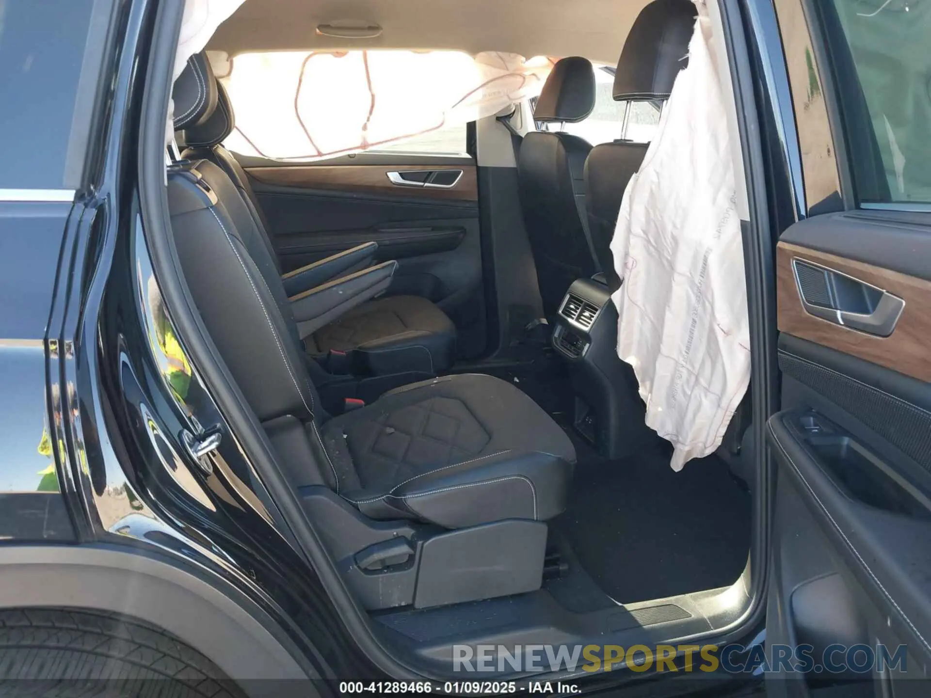 8 Photograph of a damaged car 1V2WR2CAXRC522063 VOLKSWAGEN ATLAS 2024