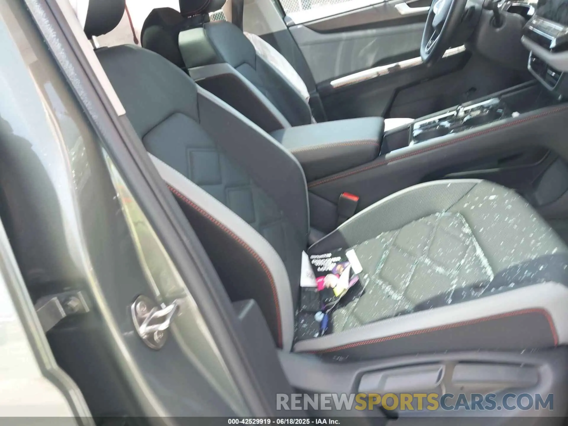5 Photograph of a damaged car 1V2CR2CA6SC512400 VOLKSWAGEN ATLAS 2025