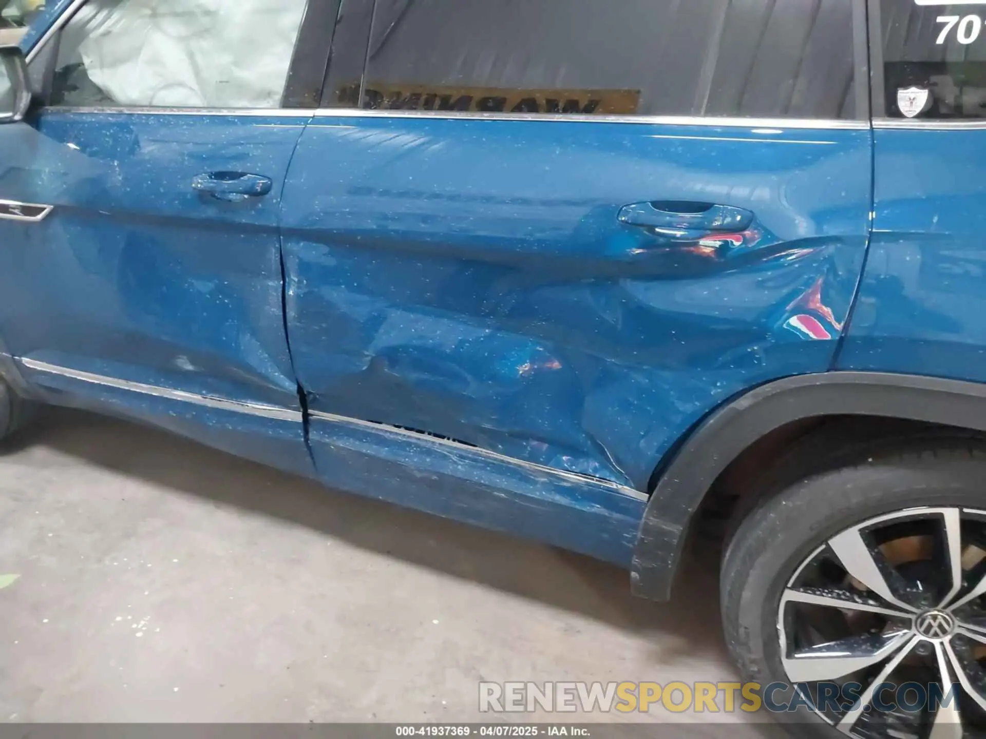6 Photograph of a damaged car 1V2FR2CA8SC521161 VOLKSWAGEN ATLAS 2025