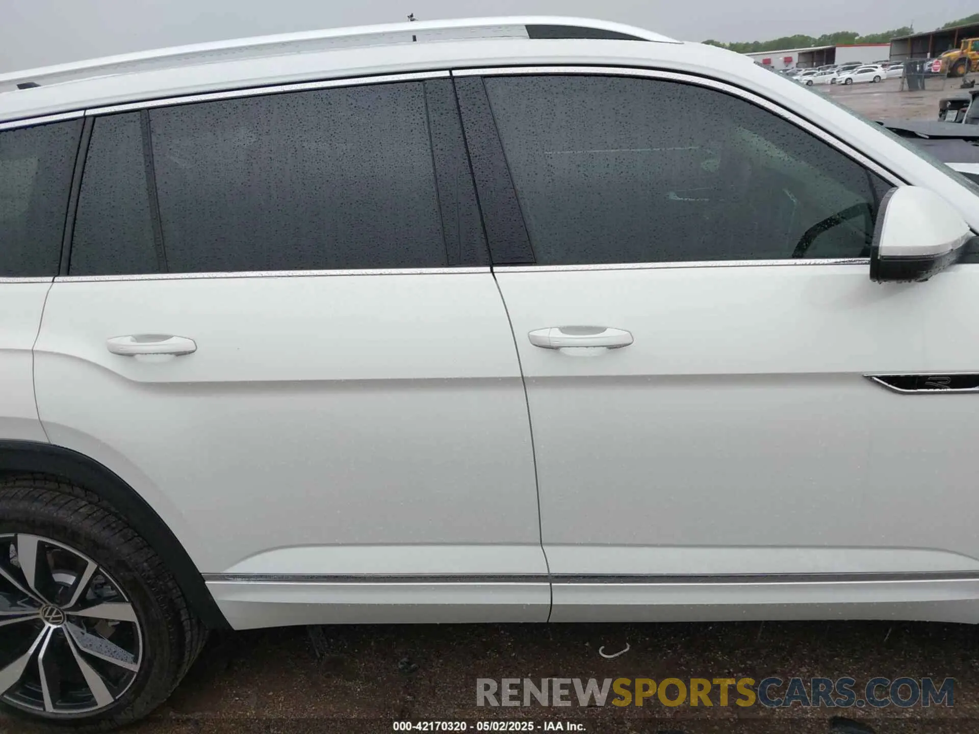 13 Photograph of a damaged car 1V2FR2CA8SC539126 VOLKSWAGEN ATLAS 2025