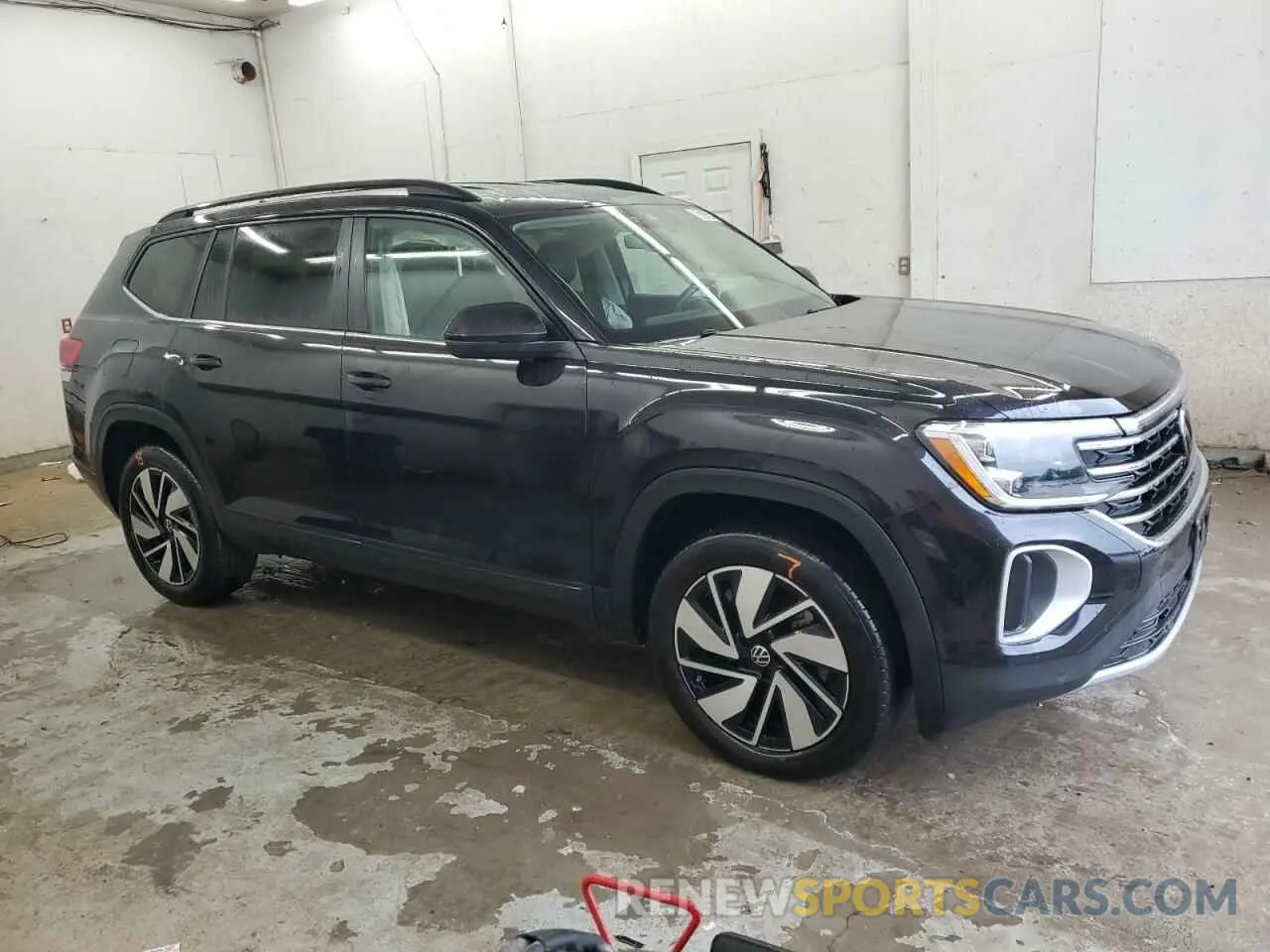 4 Photograph of a damaged car 1V2HR2CA1SC500760 VOLKSWAGEN ATLAS 2025