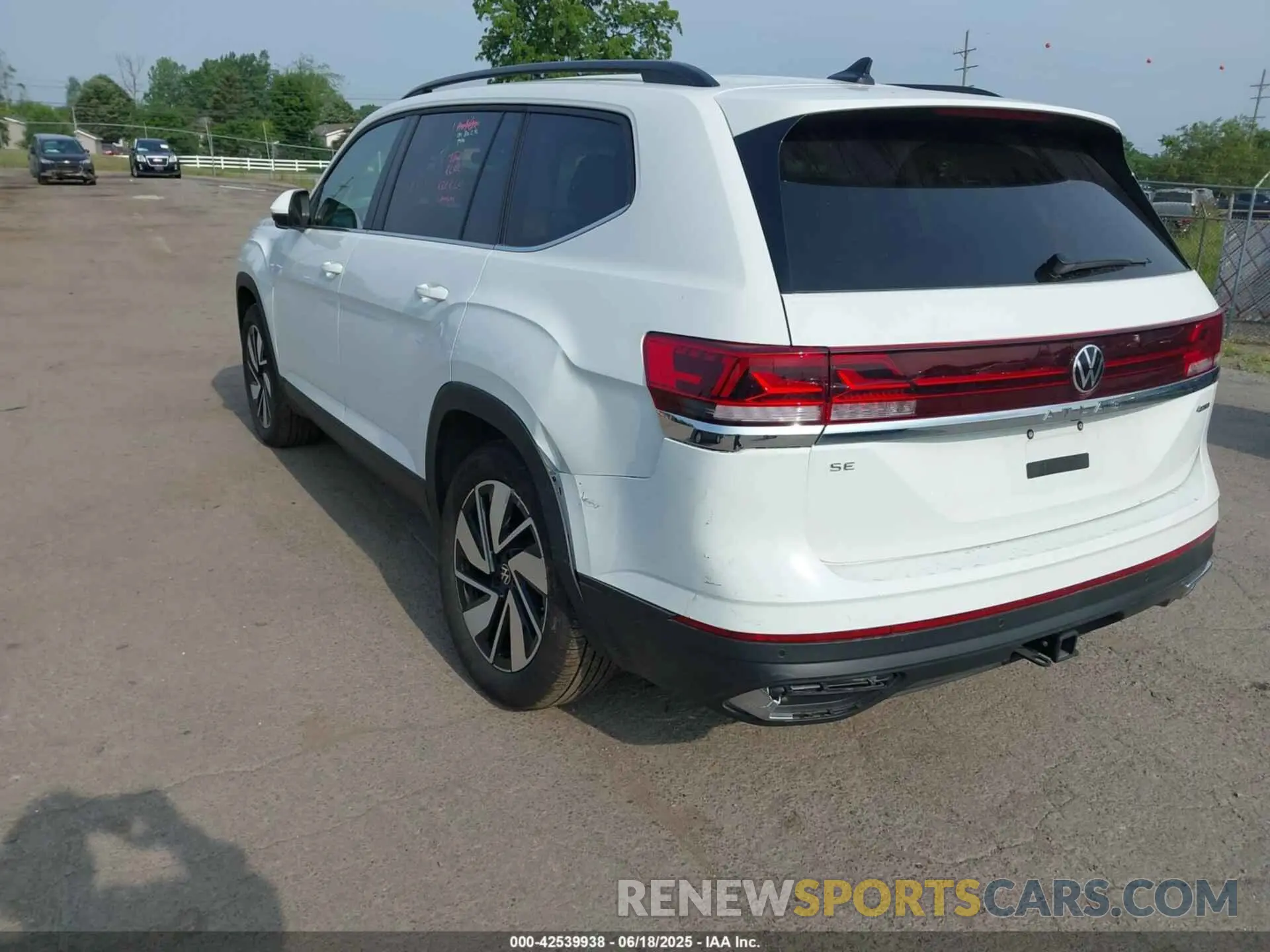 3 Photograph of a damaged car 1V2HR2CA1SC538330 VOLKSWAGEN ATLAS 2025
