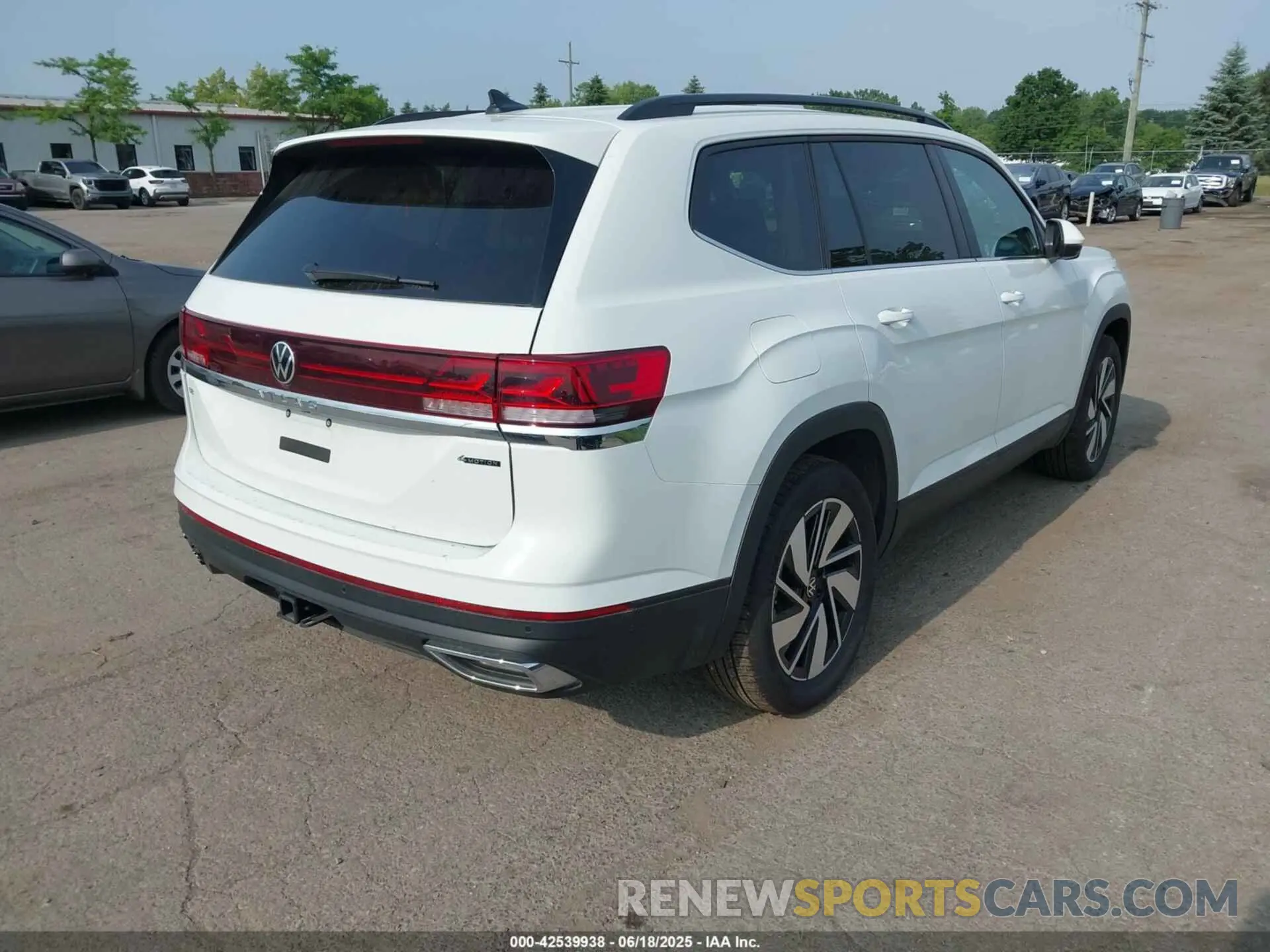 4 Photograph of a damaged car 1V2HR2CA1SC538330 VOLKSWAGEN ATLAS 2025