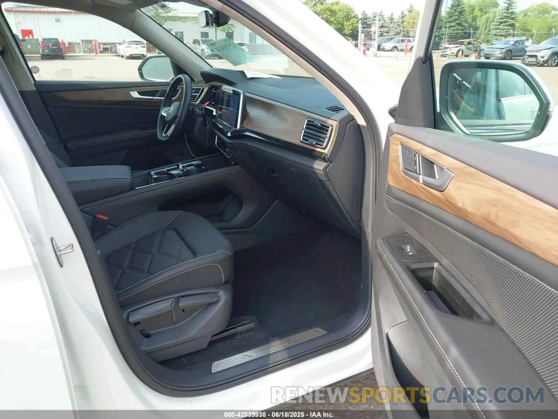 5 Photograph of a damaged car 1V2HR2CA1SC538330 VOLKSWAGEN ATLAS 2025