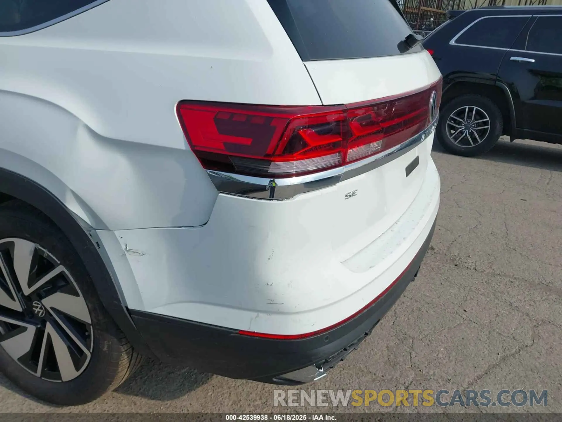 6 Photograph of a damaged car 1V2HR2CA1SC538330 VOLKSWAGEN ATLAS 2025