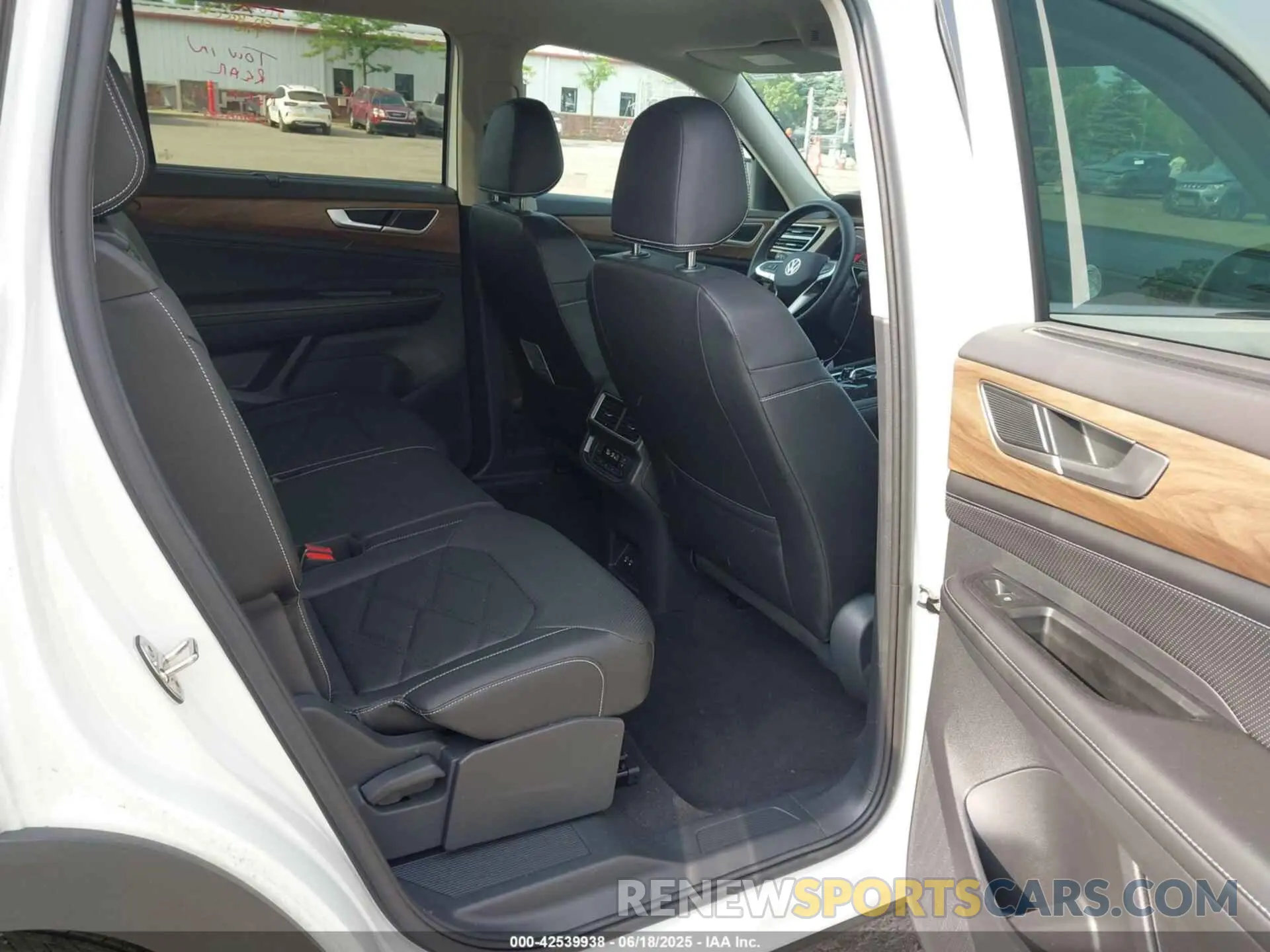 8 Photograph of a damaged car 1V2HR2CA1SC538330 VOLKSWAGEN ATLAS 2025