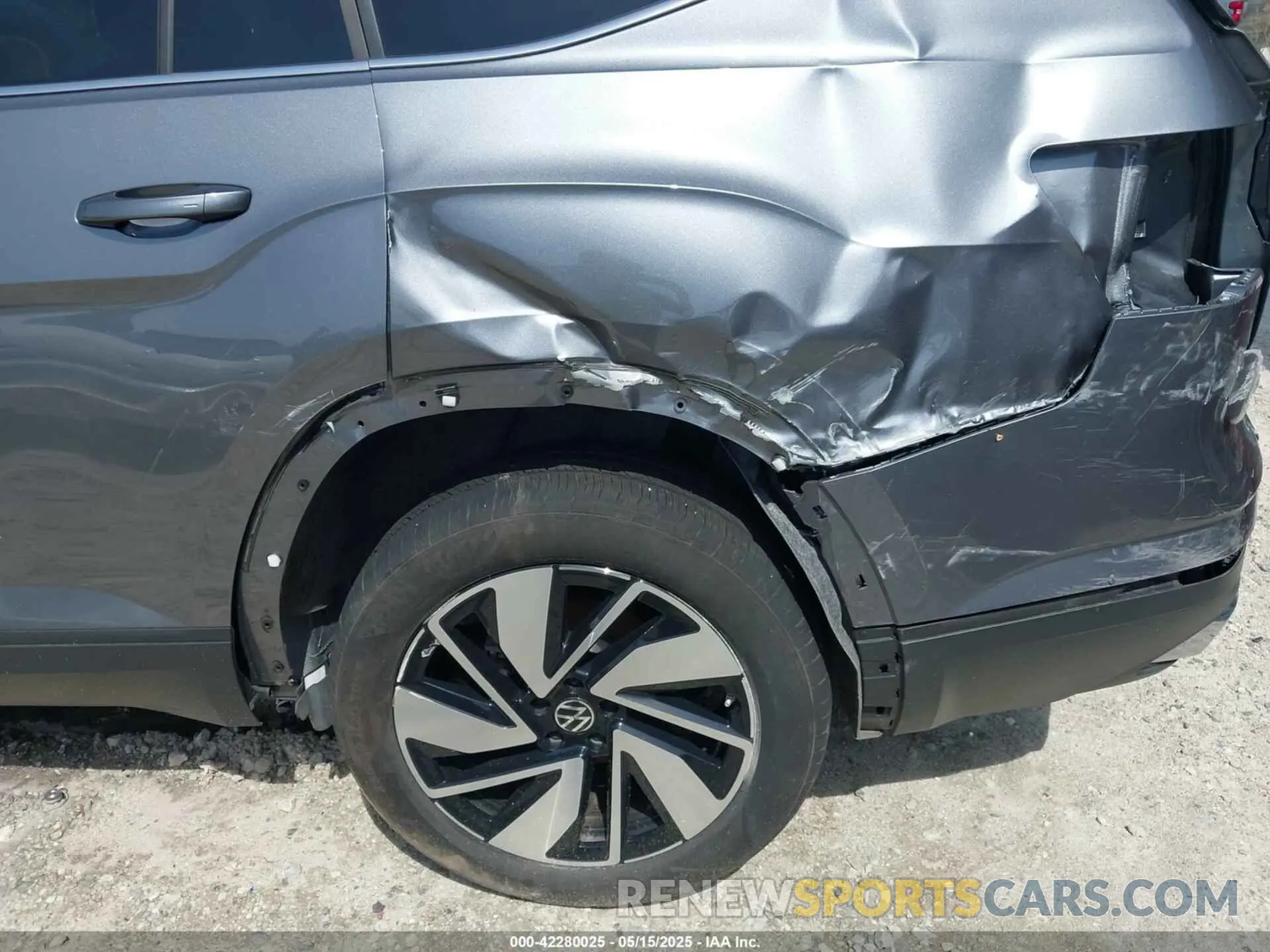 18 Photograph of a damaged car 1V2HR2CA5SC501930 VOLKSWAGEN ATLAS 2025