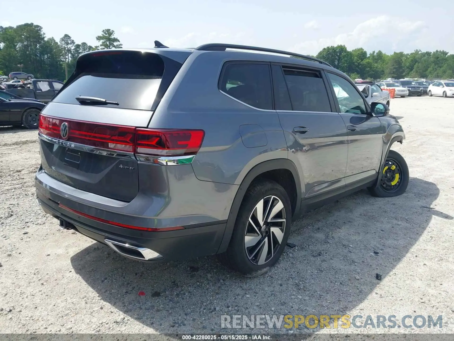 4 Photograph of a damaged car 1V2HR2CA5SC501930 VOLKSWAGEN ATLAS 2025
