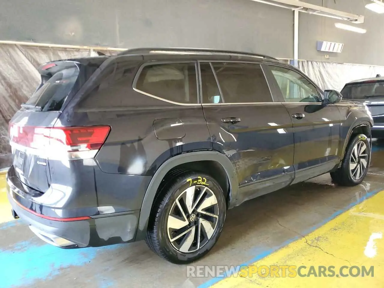 3 Photograph of a damaged car 1V2HR2CA6SC505551 VOLKSWAGEN ATLAS 2025