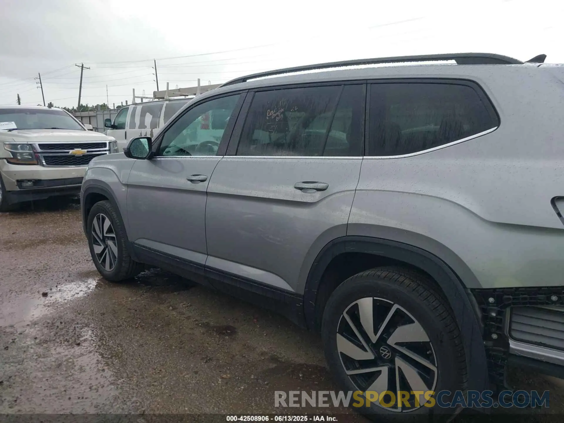 15 Photograph of a damaged car 1V2HR2CA8SC531486 VOLKSWAGEN ATLAS 2025