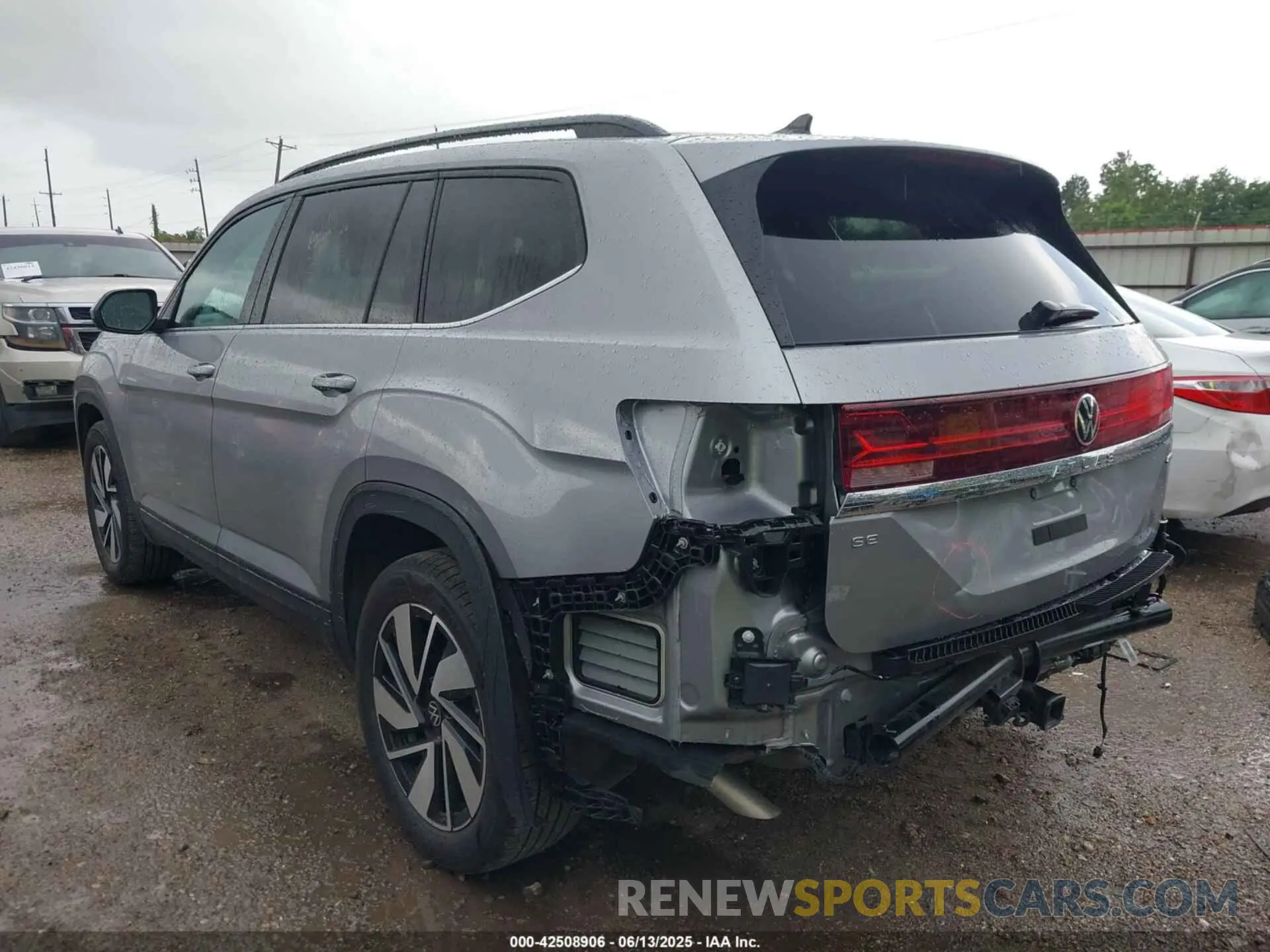3 Photograph of a damaged car 1V2HR2CA8SC531486 VOLKSWAGEN ATLAS 2025