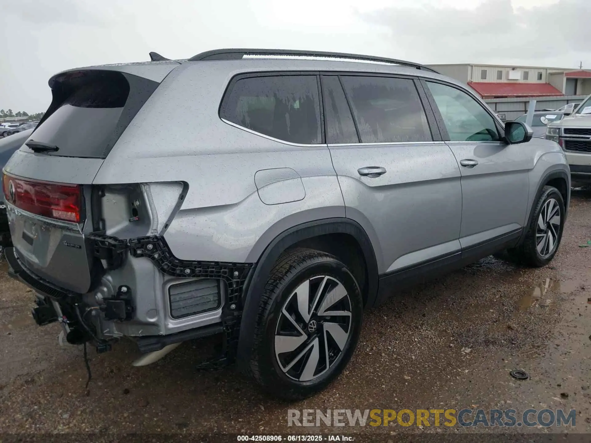4 Photograph of a damaged car 1V2HR2CA8SC531486 VOLKSWAGEN ATLAS 2025