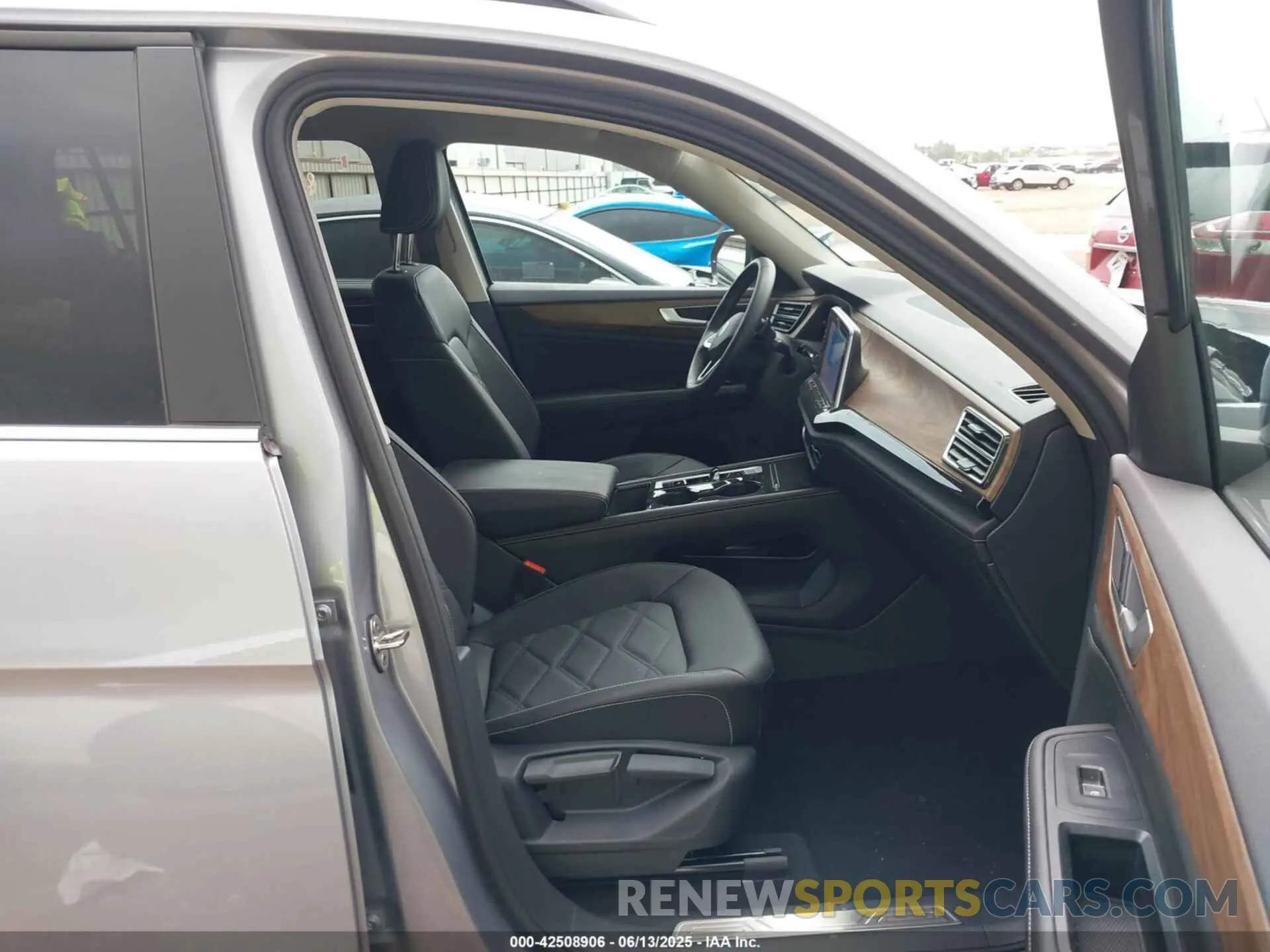 5 Photograph of a damaged car 1V2HR2CA8SC531486 VOLKSWAGEN ATLAS 2025
