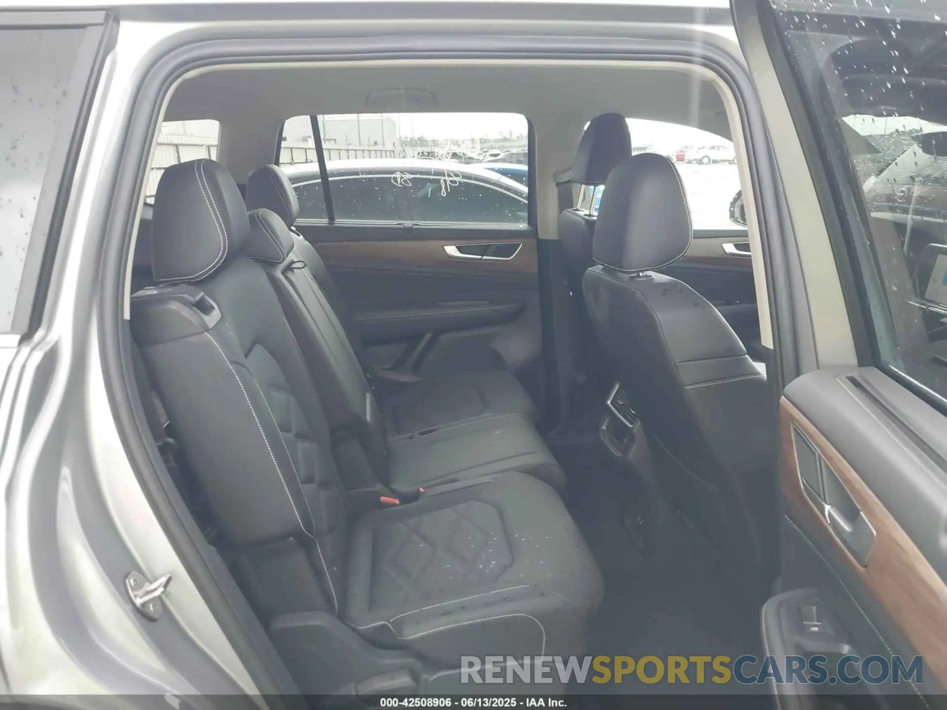 8 Photograph of a damaged car 1V2HR2CA8SC531486 VOLKSWAGEN ATLAS 2025