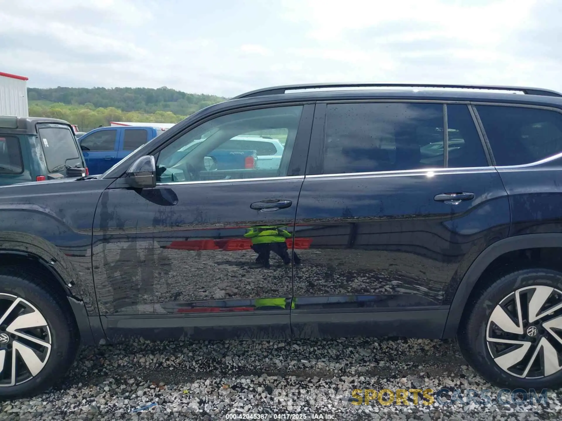 15 Photograph of a damaged car 1V2HR2CA9SC501137 VOLKSWAGEN ATLAS 2025