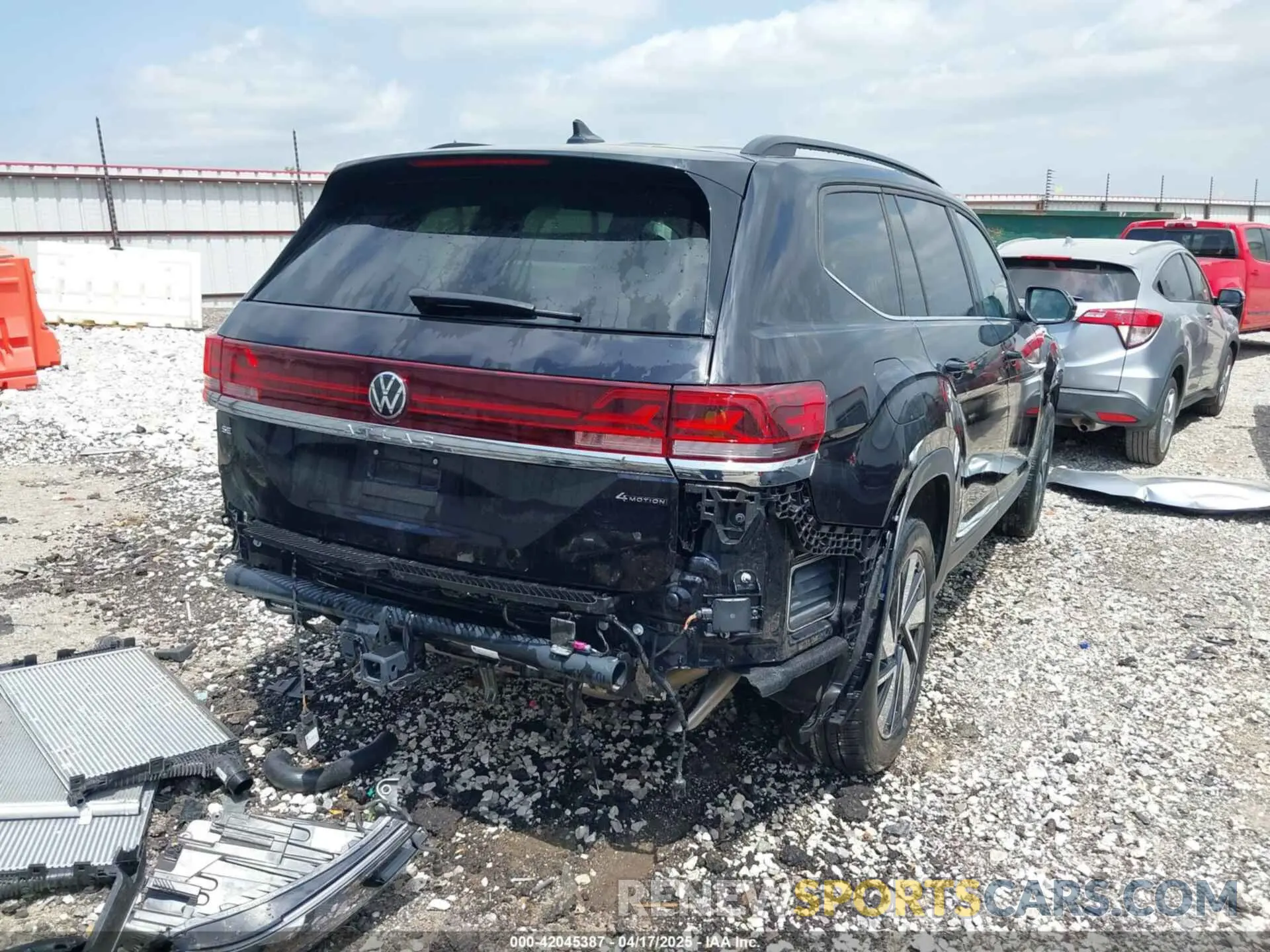 4 Photograph of a damaged car 1V2HR2CA9SC501137 VOLKSWAGEN ATLAS 2025