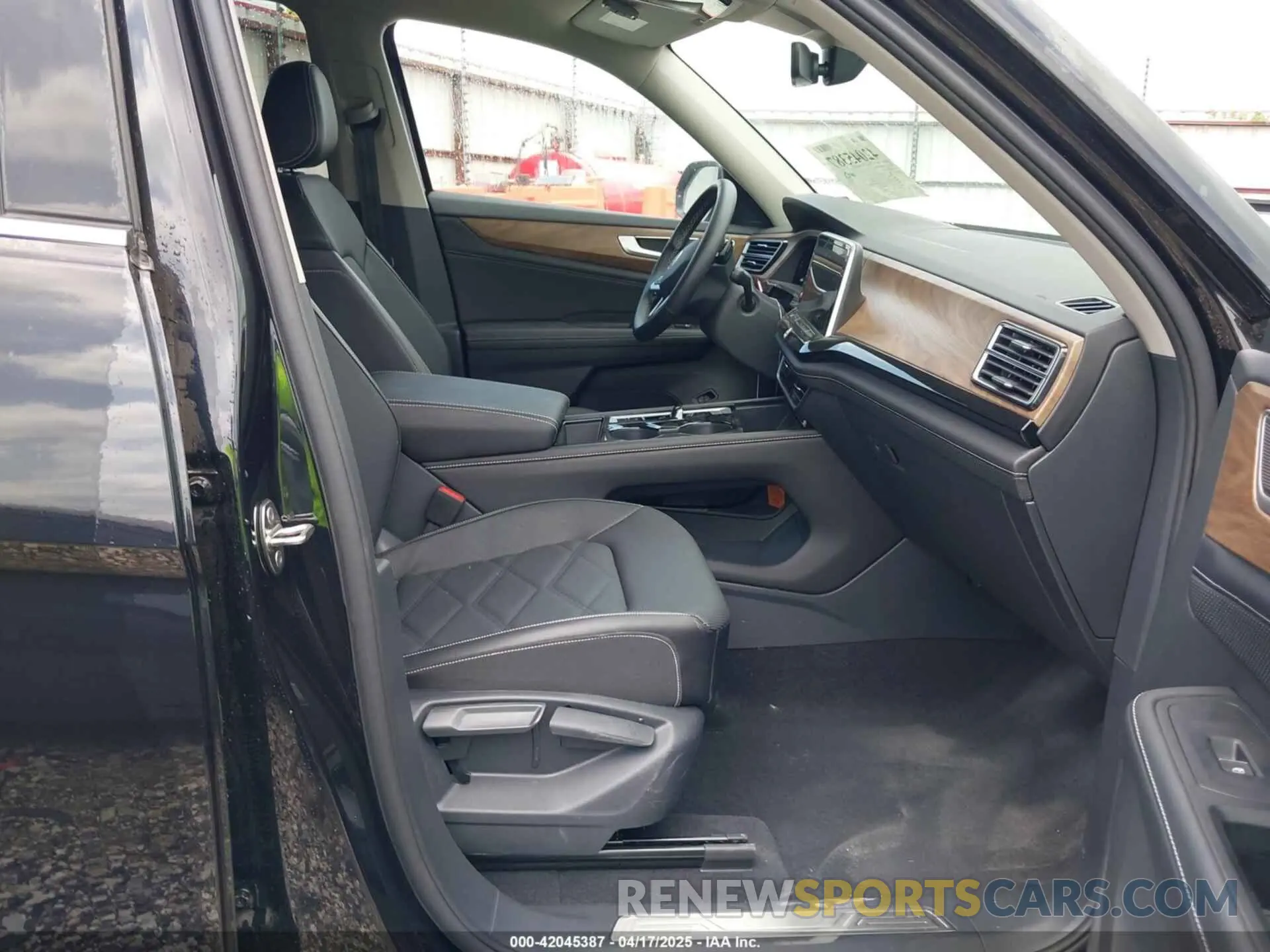 5 Photograph of a damaged car 1V2HR2CA9SC501137 VOLKSWAGEN ATLAS 2025