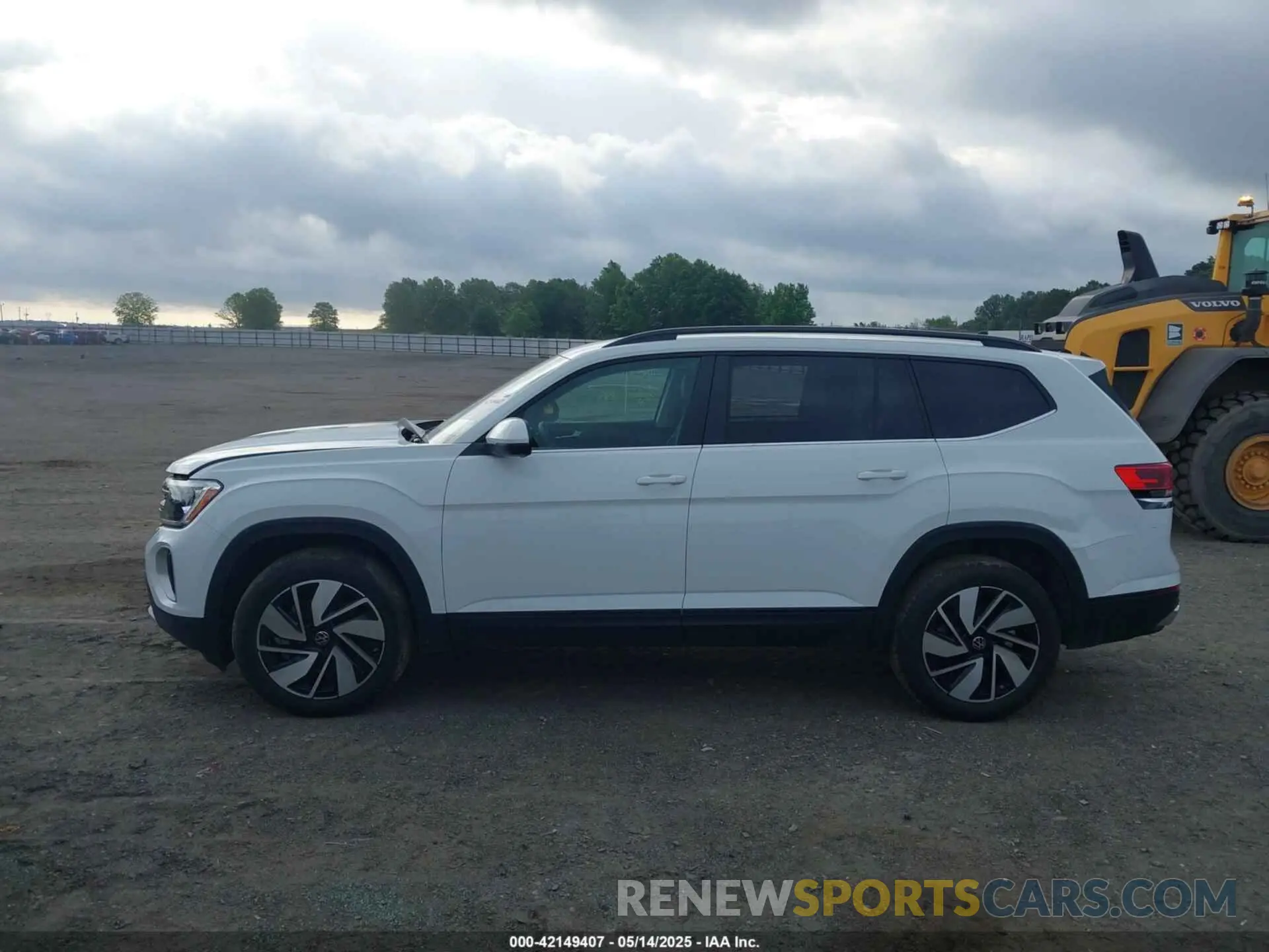 14 Photograph of a damaged car 1V2HR2CAXSC505813 VOLKSWAGEN ATLAS 2025