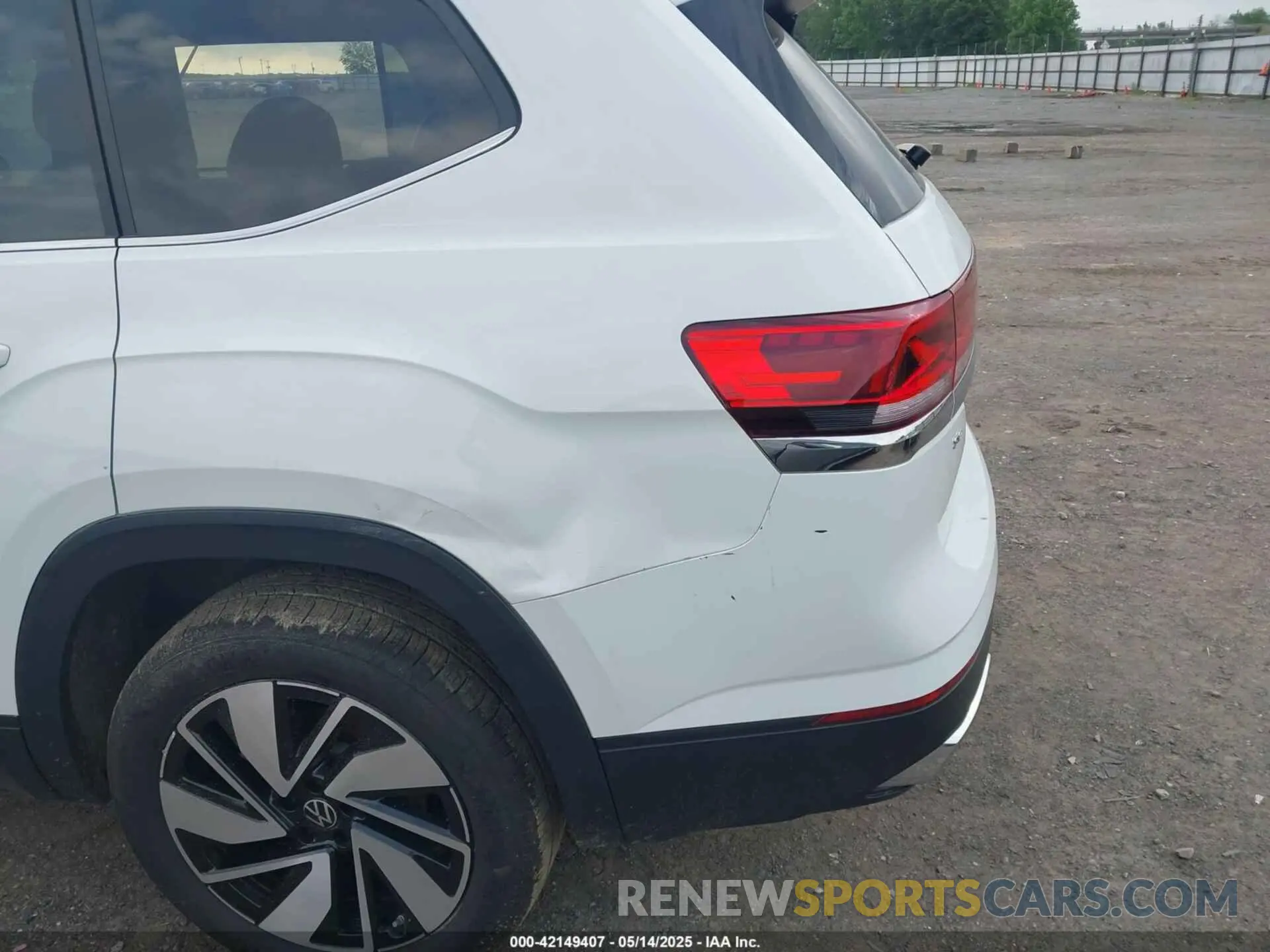 18 Photograph of a damaged car 1V2HR2CAXSC505813 VOLKSWAGEN ATLAS 2025