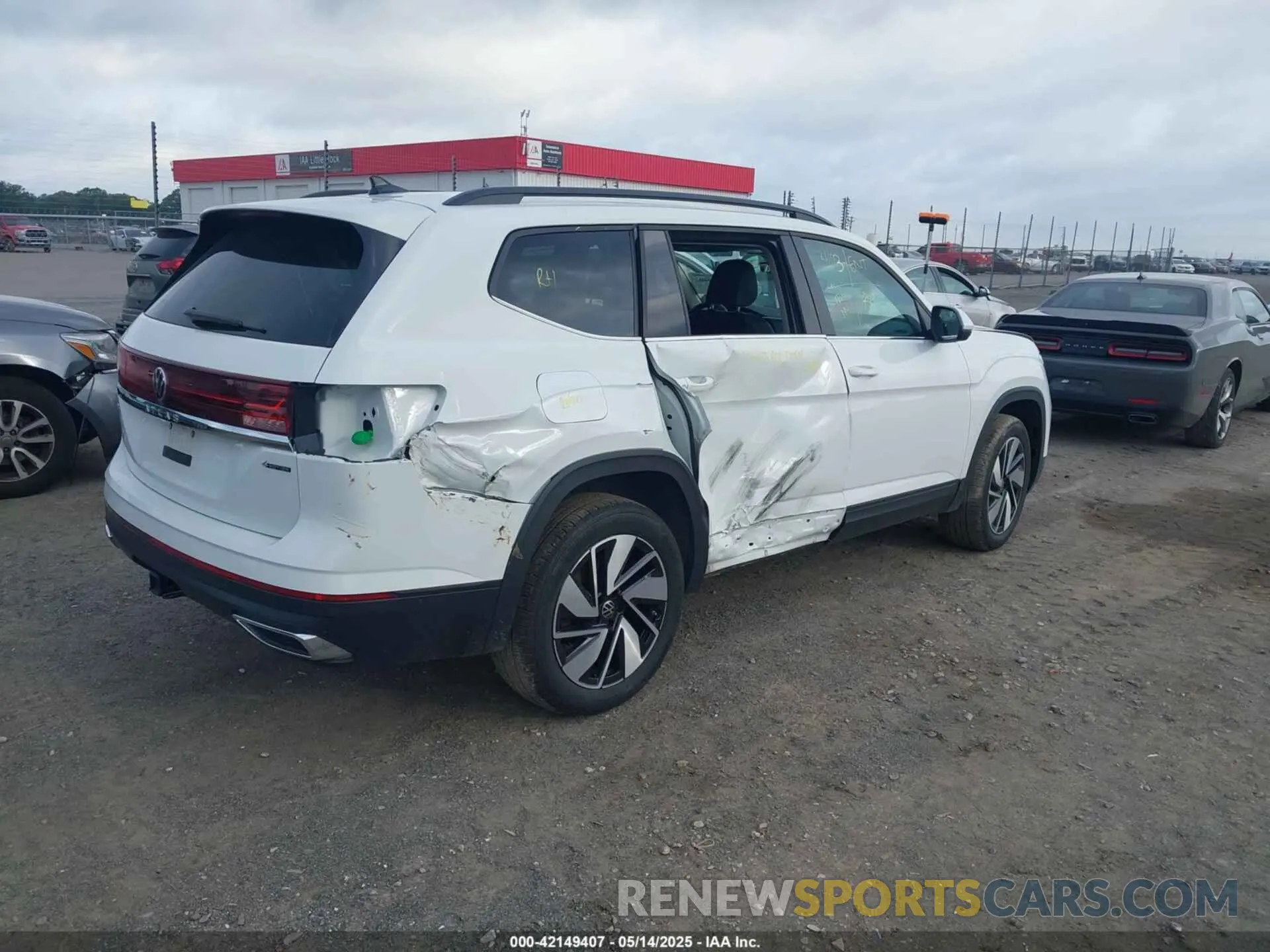 4 Photograph of a damaged car 1V2HR2CAXSC505813 VOLKSWAGEN ATLAS 2025