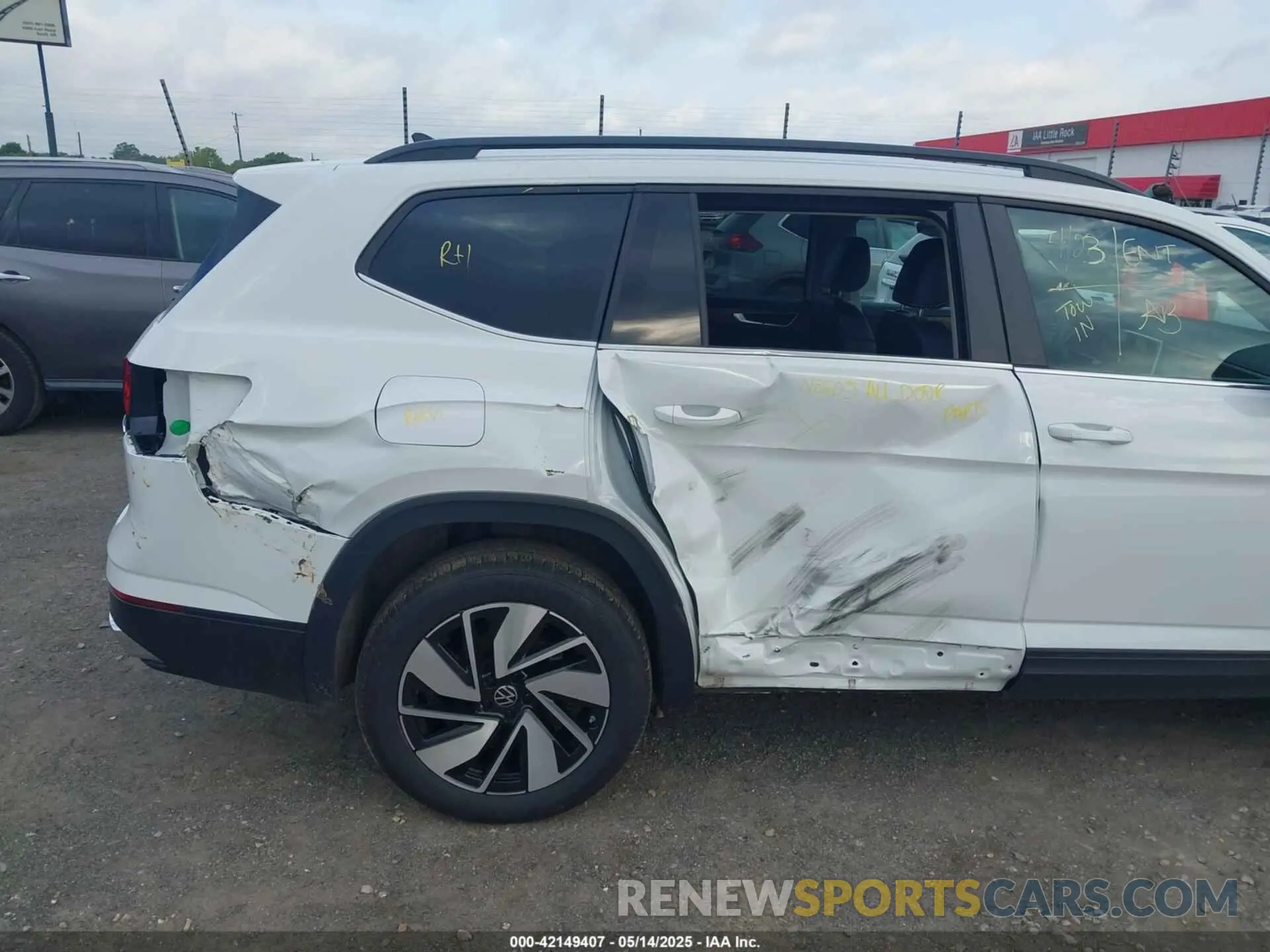 6 Photograph of a damaged car 1V2HR2CAXSC505813 VOLKSWAGEN ATLAS 2025