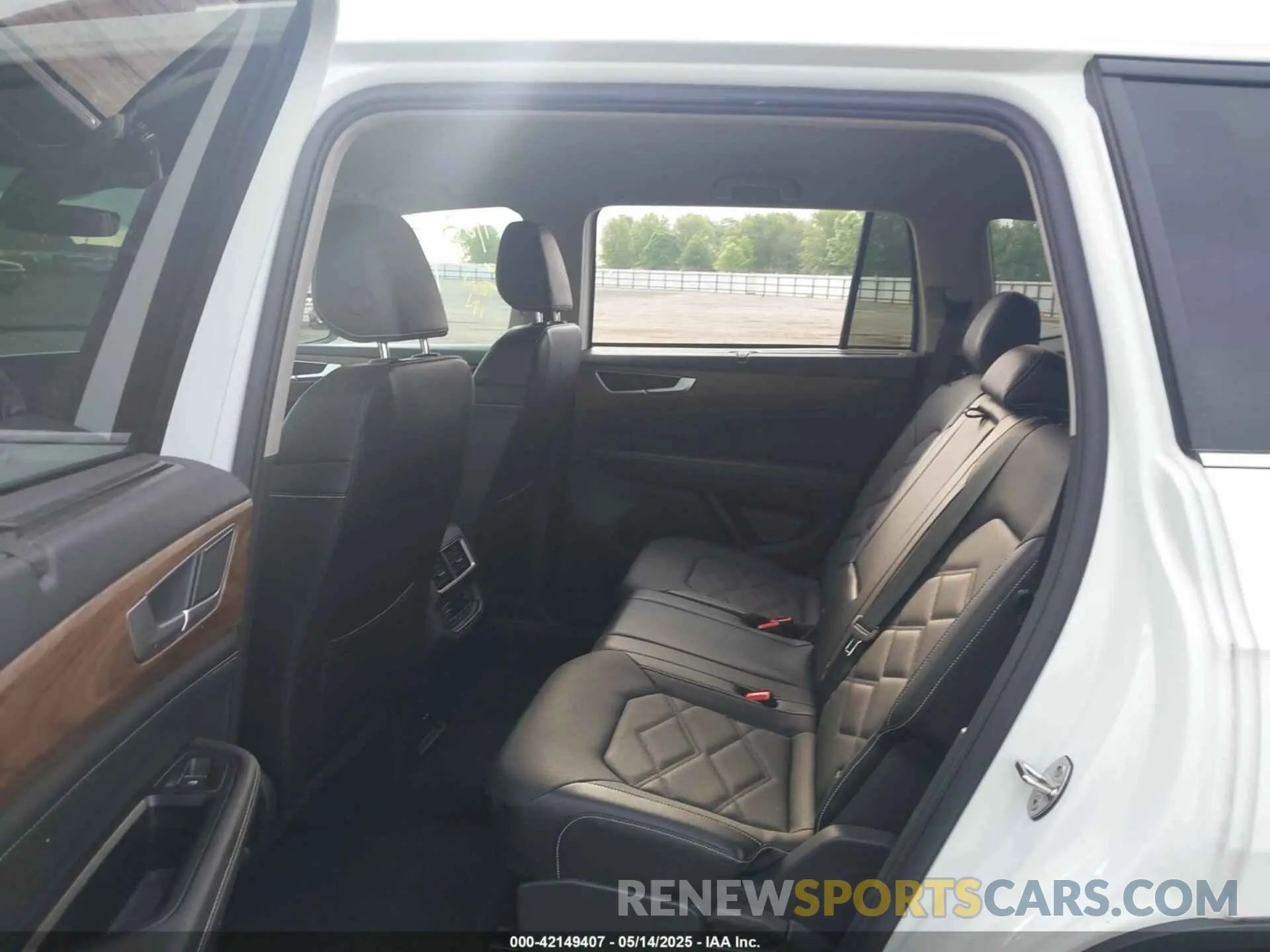 8 Photograph of a damaged car 1V2HR2CAXSC505813 VOLKSWAGEN ATLAS 2025
