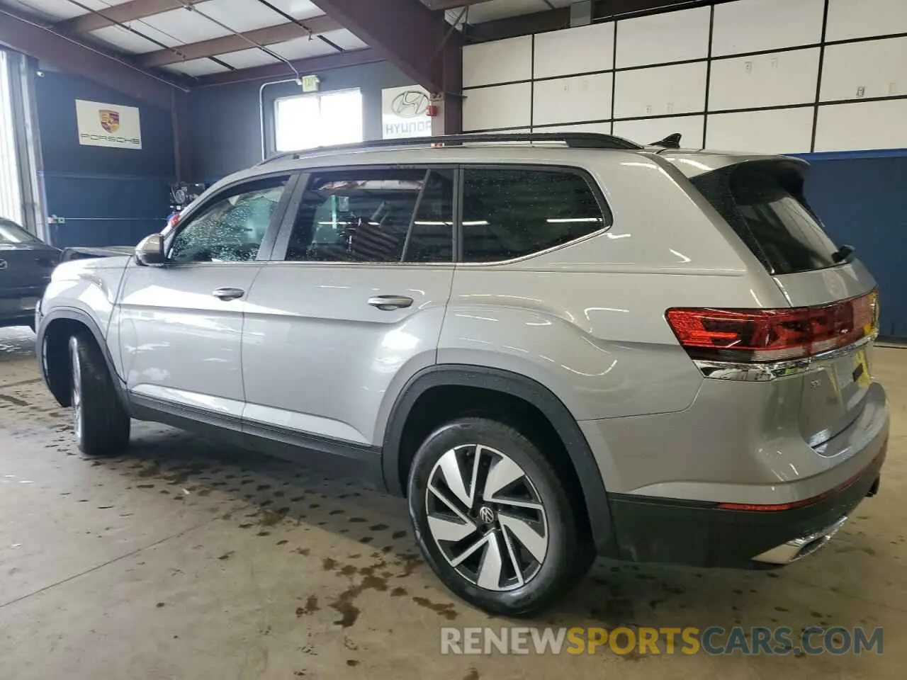 2 Photograph of a damaged car 1V2WR2CA0SC514981 VOLKSWAGEN ATLAS 2025