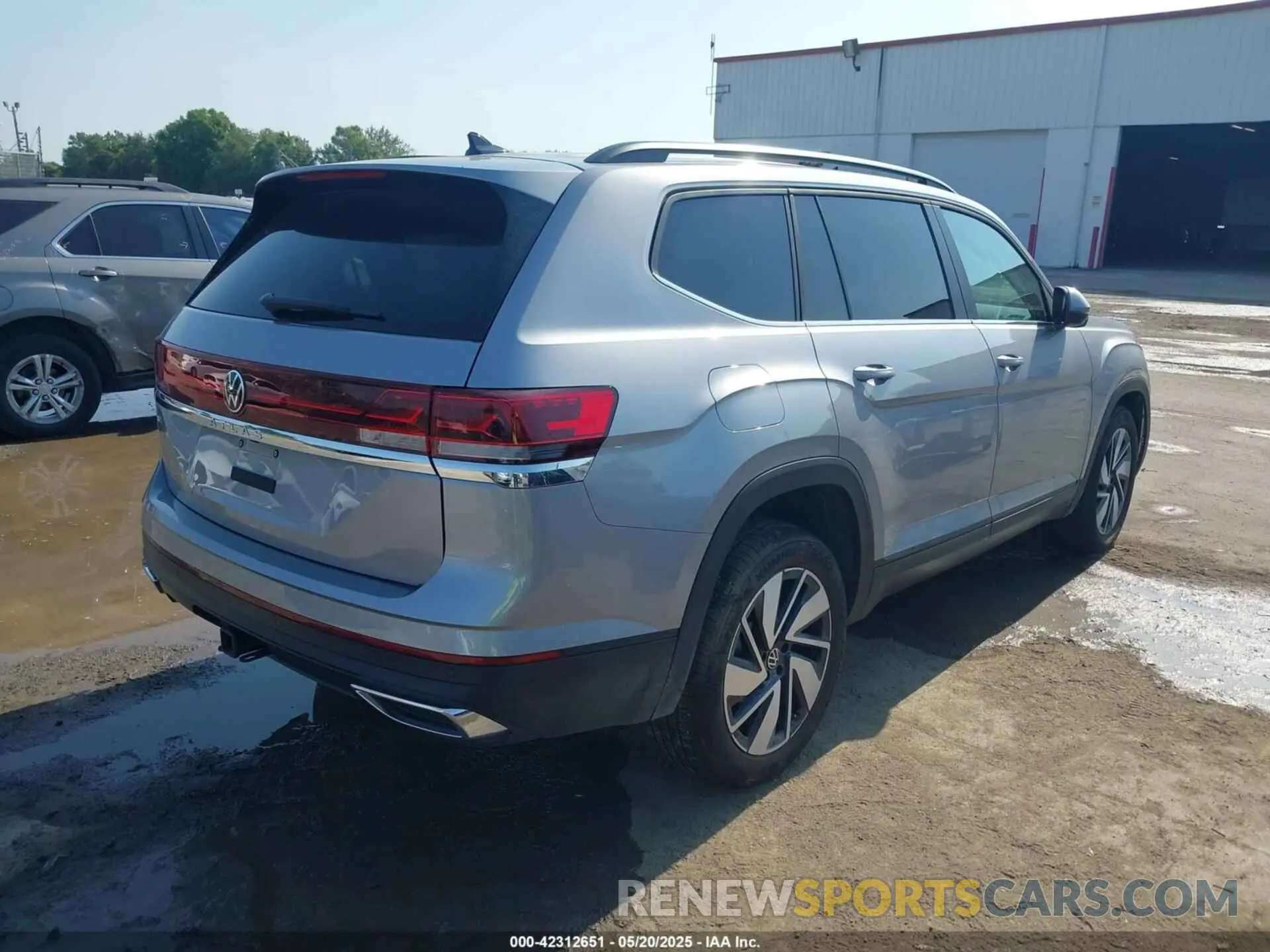 4 Photograph of a damaged car 1V2WR2CA2SC508079 VOLKSWAGEN ATLAS 2025