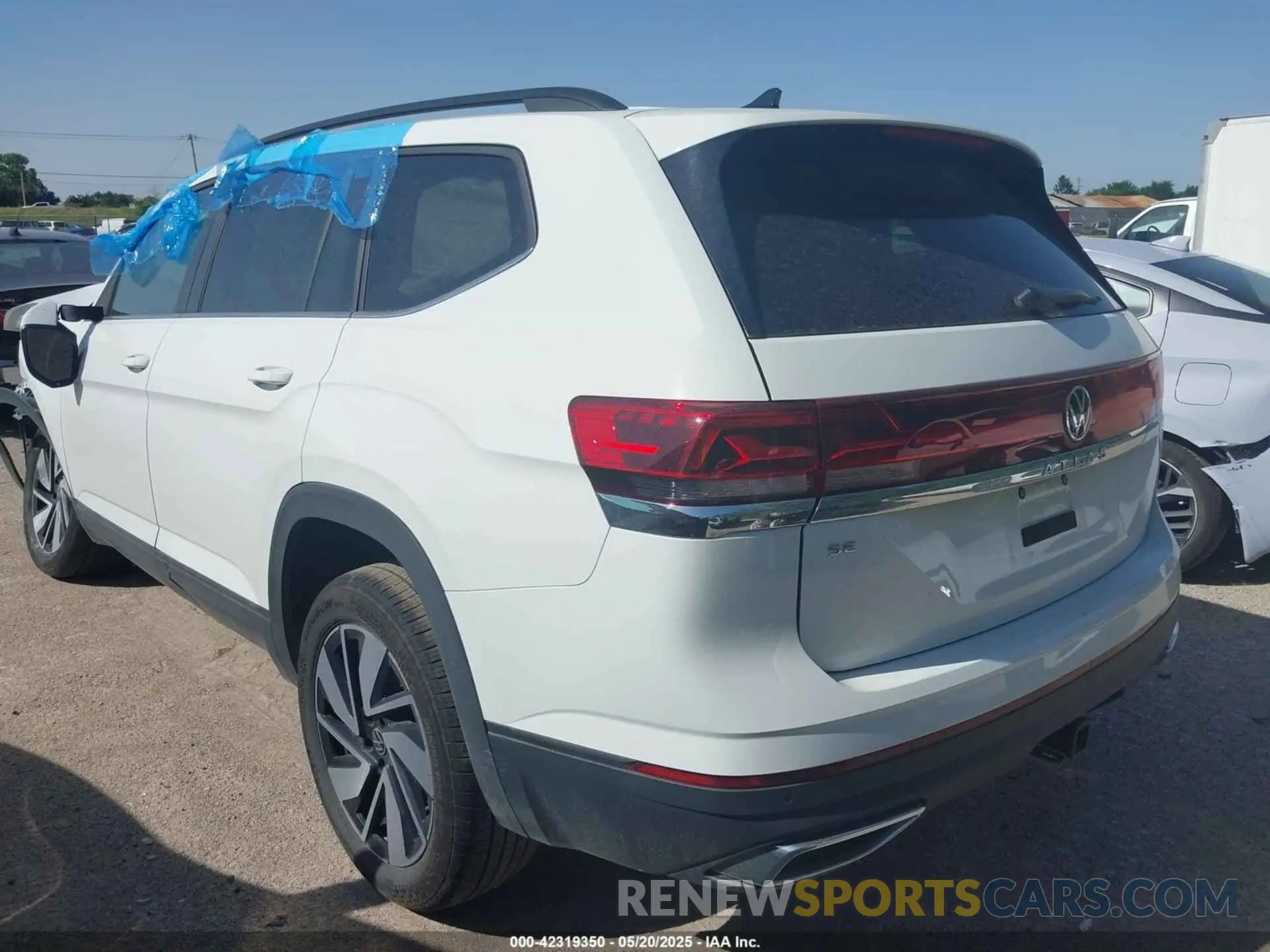 3 Photograph of a damaged car 1V2WR2CAXSC505995 VOLKSWAGEN ATLAS 2025