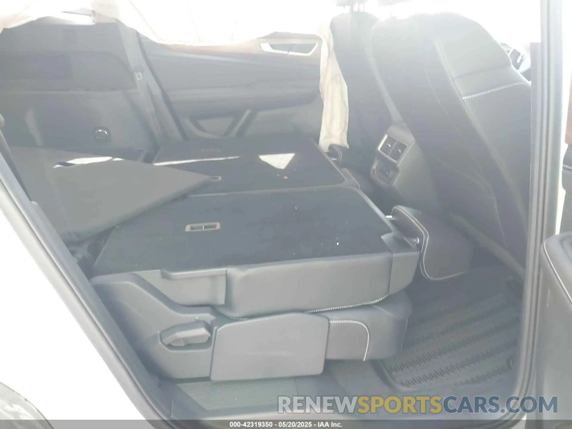 8 Photograph of a damaged car 1V2WR2CAXSC505995 VOLKSWAGEN ATLAS 2025