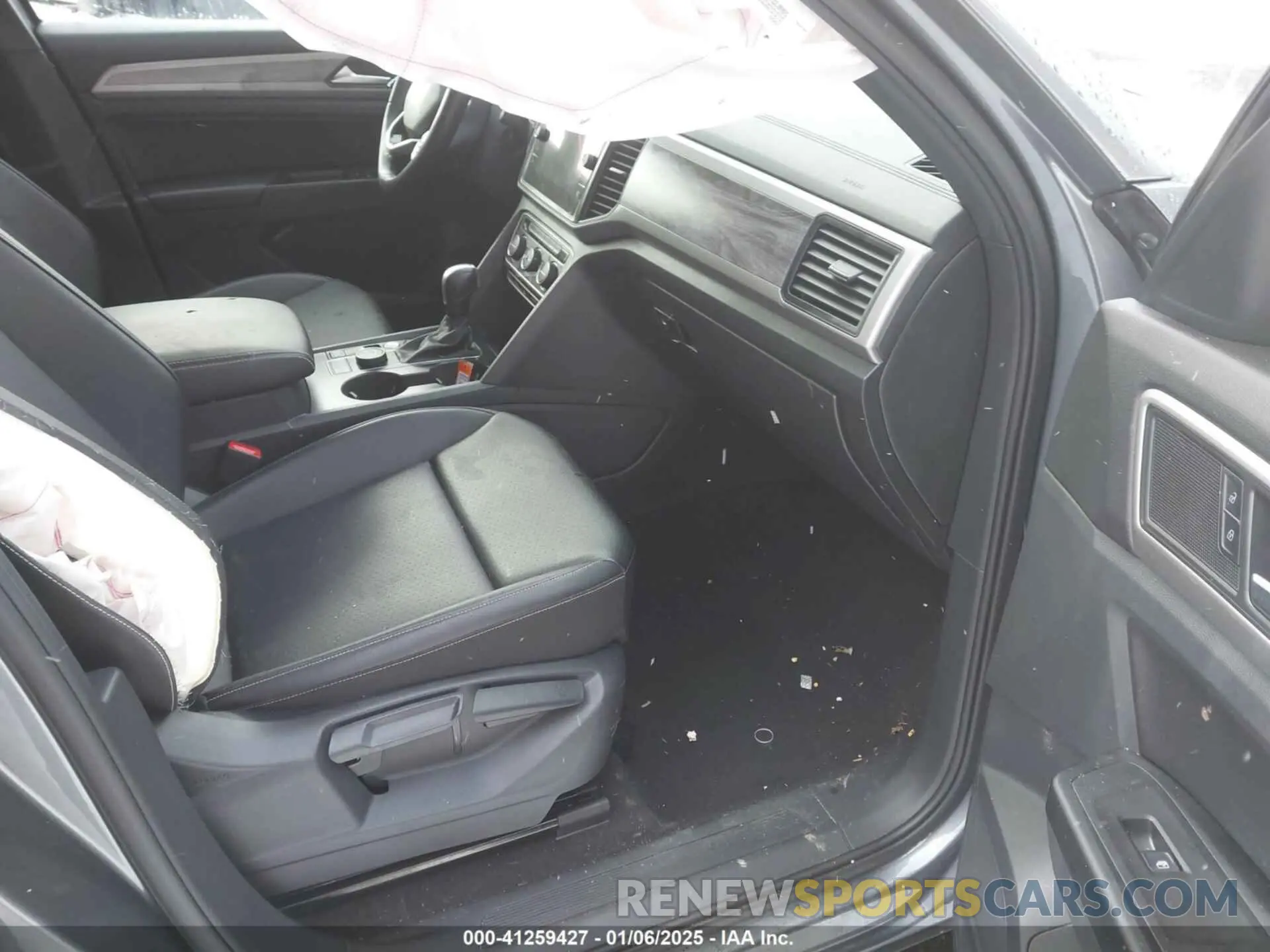 5 Photograph of a damaged car 1V21C2CA0LC216816 VOLKSWAGEN ATLAS CROSS SPORT 2020