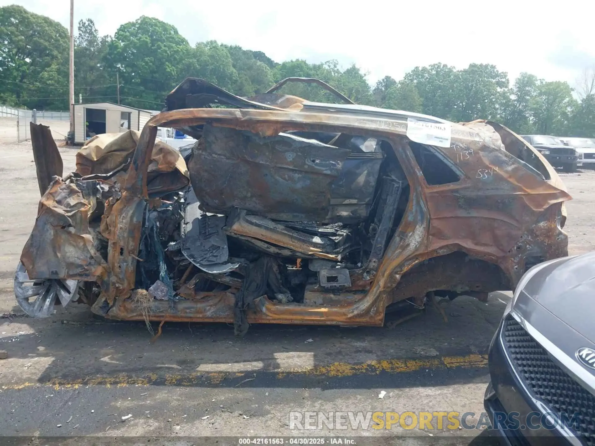 13 Photograph of a damaged car 1V25C2CA5LC205344 VOLKSWAGEN ATLAS CROSS SPORT 2020