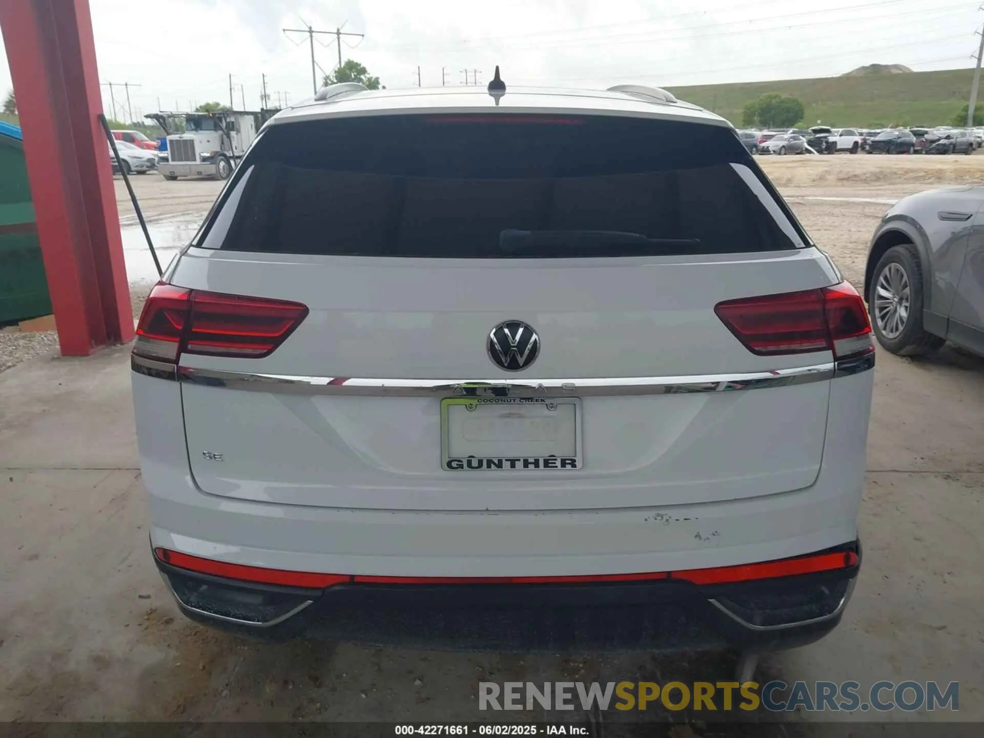 17 Photograph of a damaged car 1V25C2CA8LC205452 VOLKSWAGEN ATLAS CROSS SPORT 2020