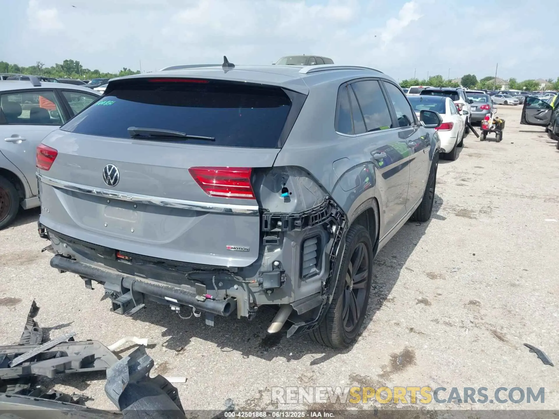 4 Photograph of a damaged car 1V26E2CA5LC224197 VOLKSWAGEN ATLAS CROSS SPORT 2020